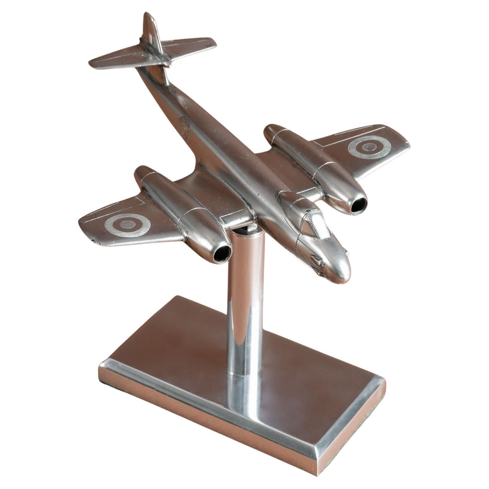 Modèle en argent de l'avion à réaction Gloster Meteor, poinçonné à Londres en 1949. en vente
