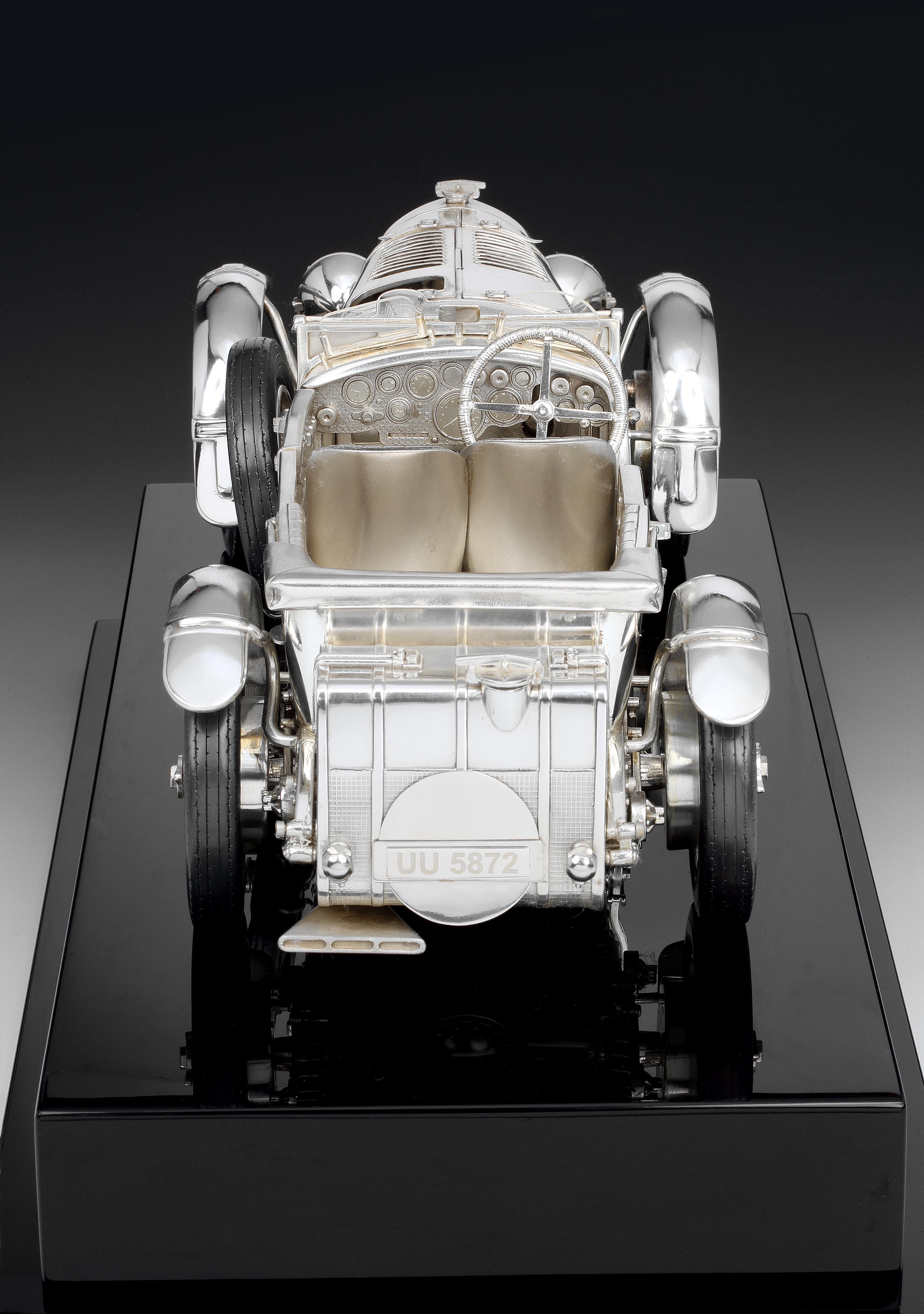 Un modèle en argent sterling à l'échelle 1:12, extraordinairement détaillé et immaculé, de la Bentley de 1929 à moteur suralimenté de 4½ litres 