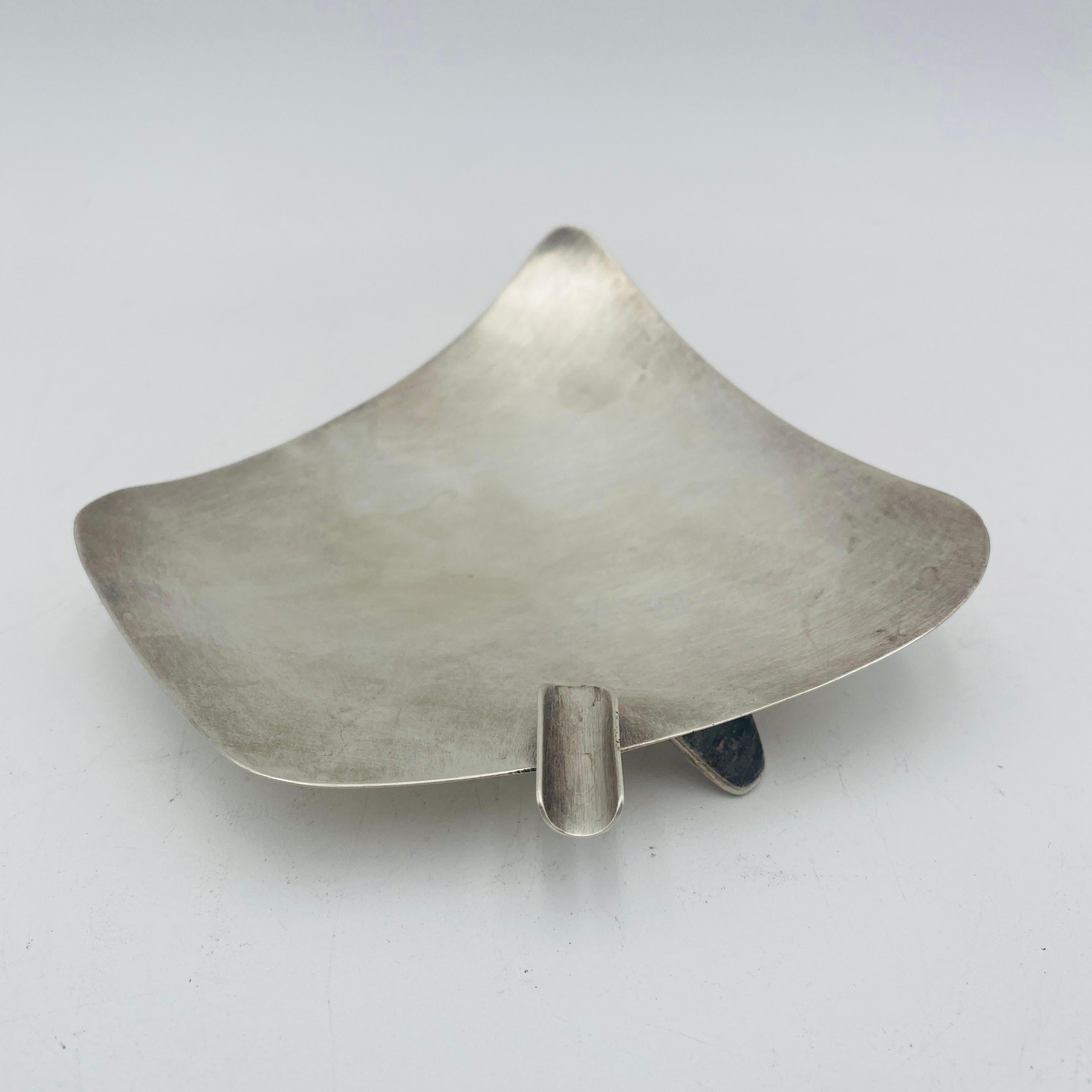 Dies ist ein Aschenbecher aus Sterlingsilber, handgefertigt und signiert. Es hat ein modernistisches Design und eine modernistische Form. Der Boden ist mit Sterling 925 gestempelt und trägt die Initialen JLR. 