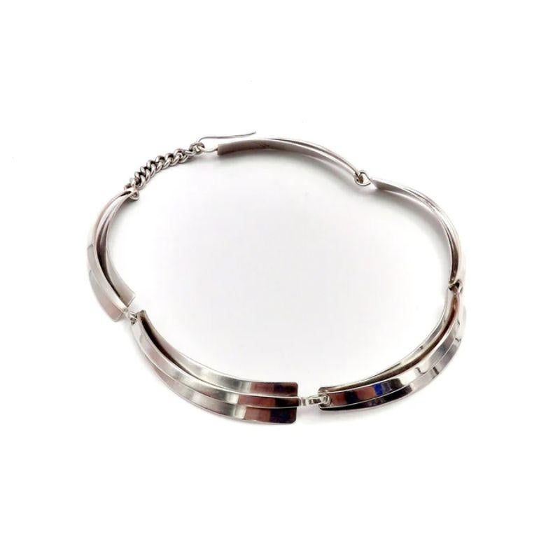 Dieses schlichte und elegante modernistische Collier stammt vom Juwelier Jules Brenner. Die Kette besteht aus fünf langen, geschwungenen biomorphen Gliedern, die in einer Kette mit Hakenverschluss enden, und ist 15