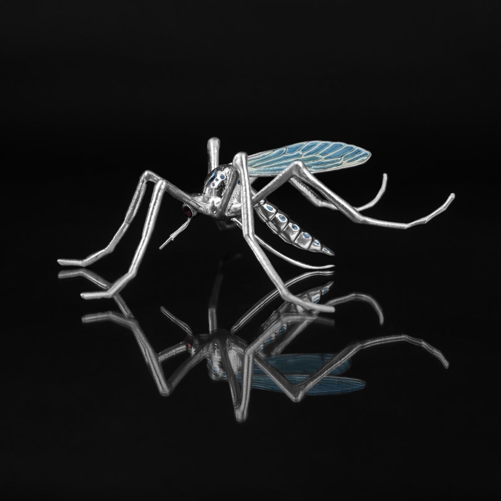 Taille brillant Broche moustique en argent sterling avec grenats et ailes en Plique-à-Jour en vente