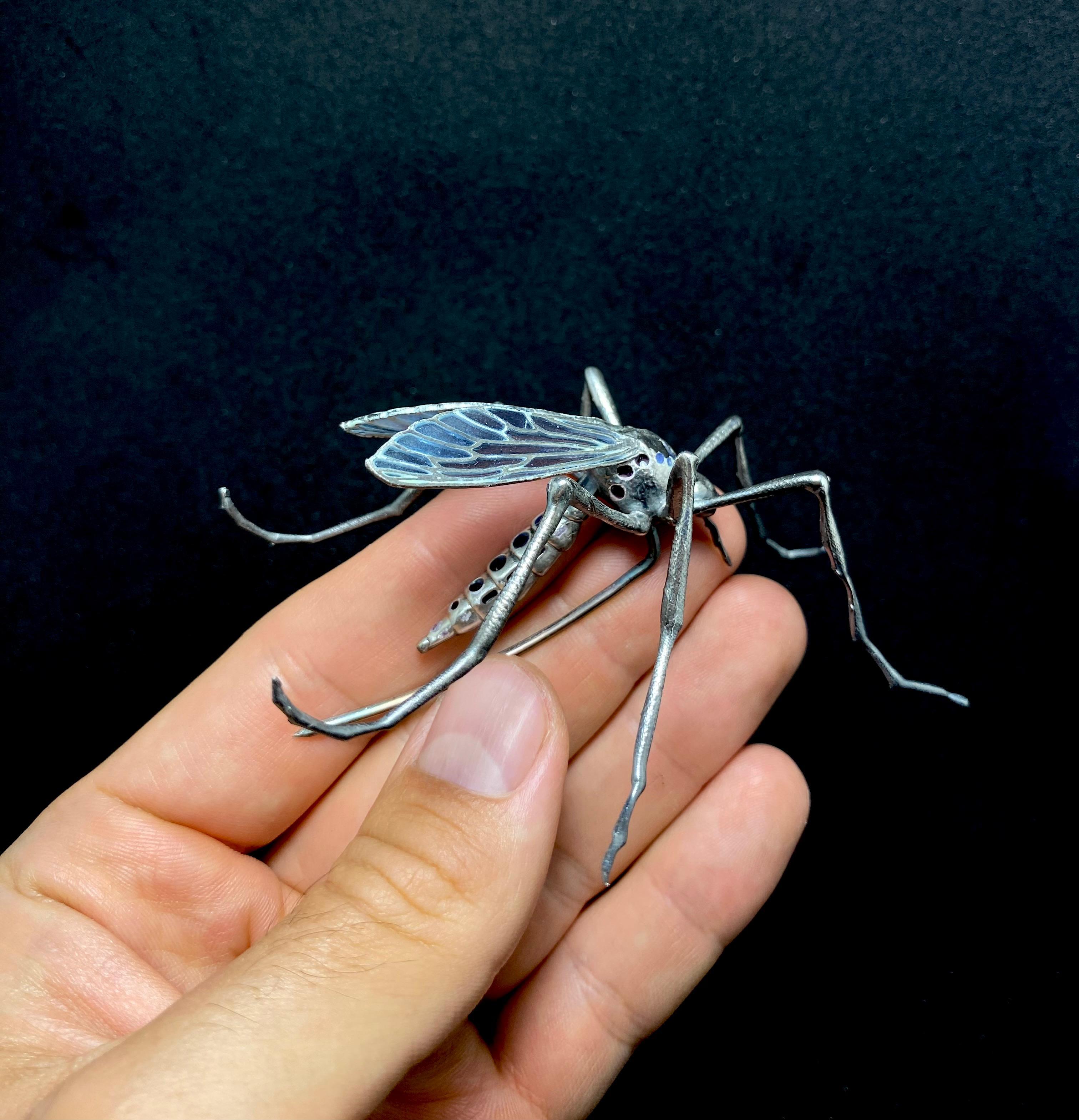 Broche moustique en argent sterling avec grenats et ailes en Plique-à-Jour Unisexe en vente