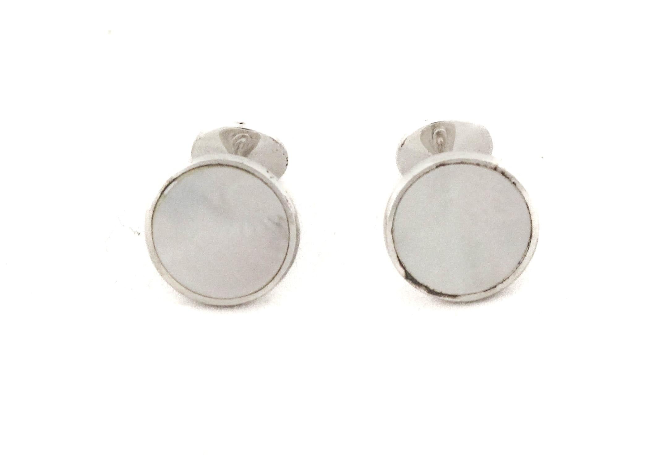 I gemelli da polso in argento sterling con il volto in madreperla sono eleganti e sofisticati allo stesso tempo.  Immagina un evento formale in cui sei vestito di tutto punto e questi favolosi gemelli completano l'outfit.