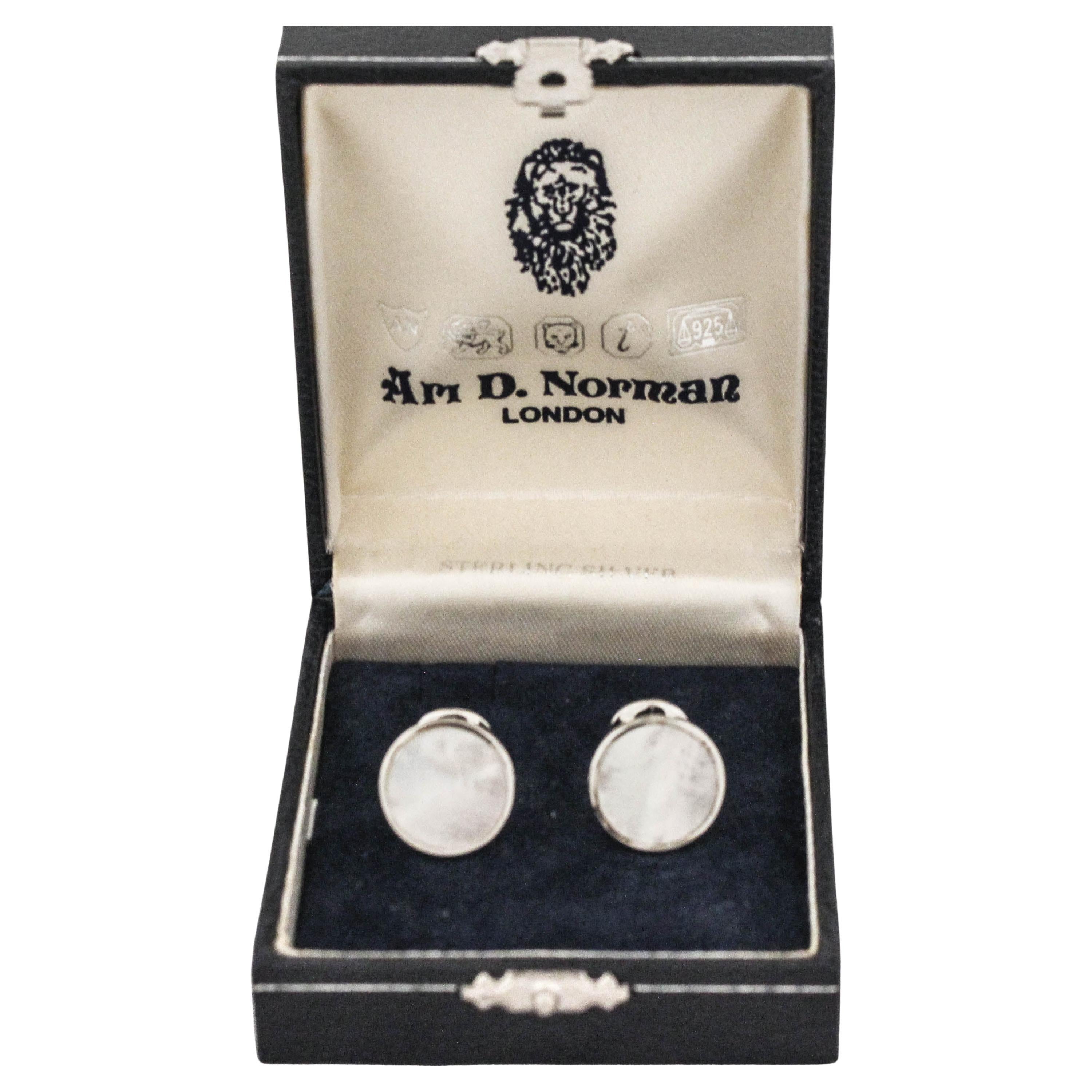 Can Mother of Pearl be worn daily?