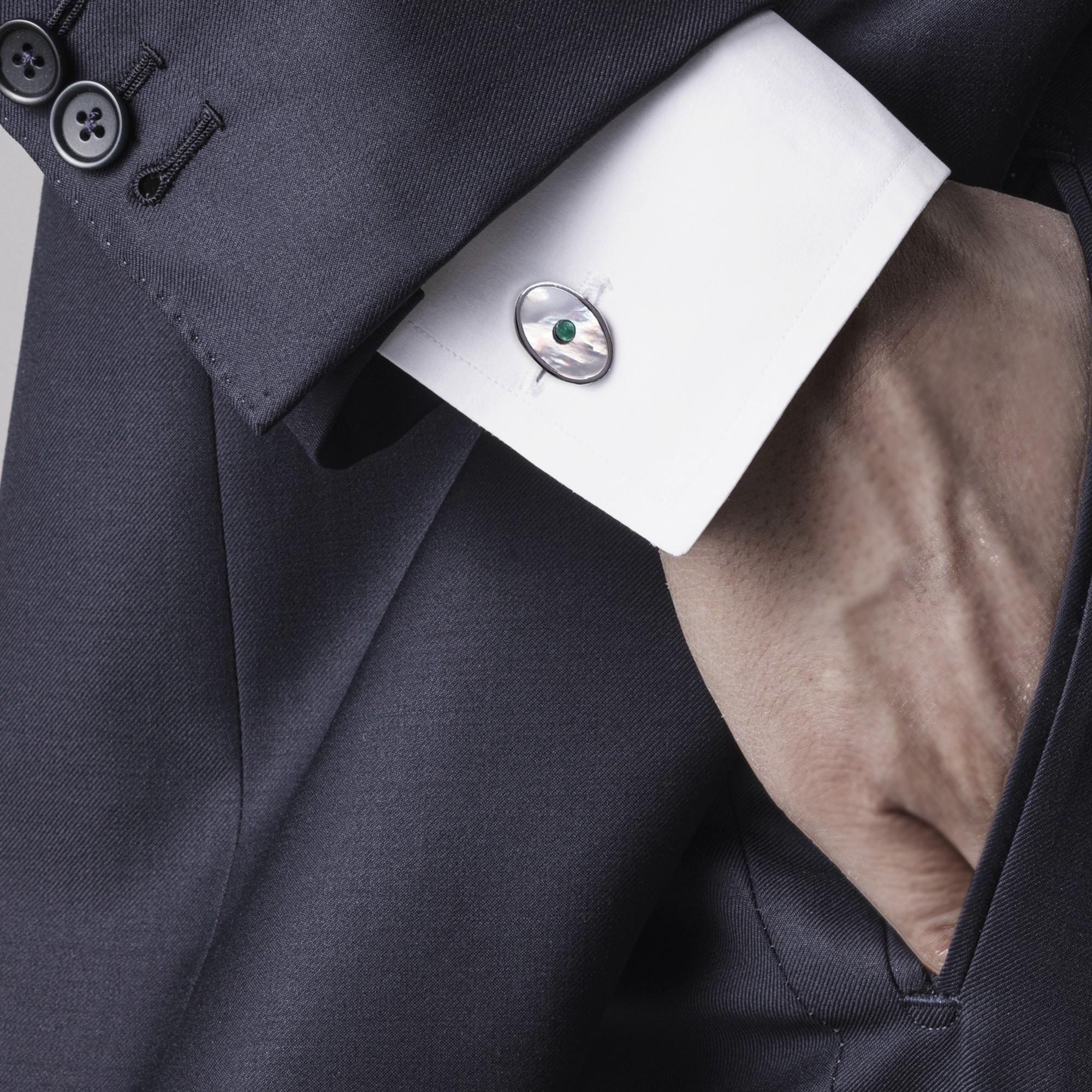 Alex Jona Design Kollektion, handgefertigt in Italien, ovale Manschettenknöpfe aus Sterlingsilber mit zwei Smaragden in der Mitte.
Die Manschettenknöpfe von Alex Jona zeichnen sich nicht nur durch ihr besonderes Design und ihre hervorragende