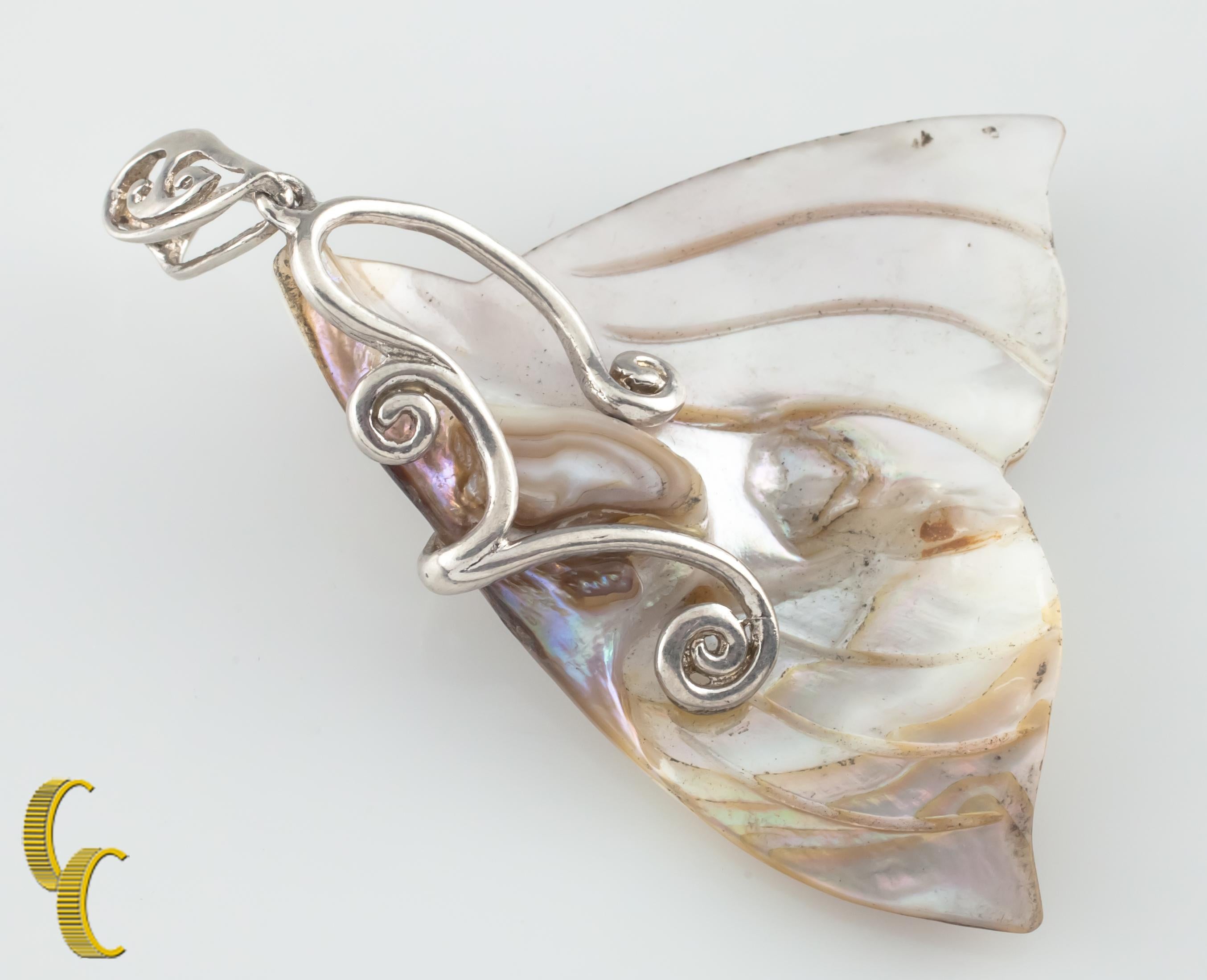 Ciondolo a forma di coda di pesce in madreperla incastonato nell'argento sterling.
Dimensioni: 50 x 45 mm.
Metallo: argento sterling 0,925.
Peso: 13,5 grammi.
Non include la catena.