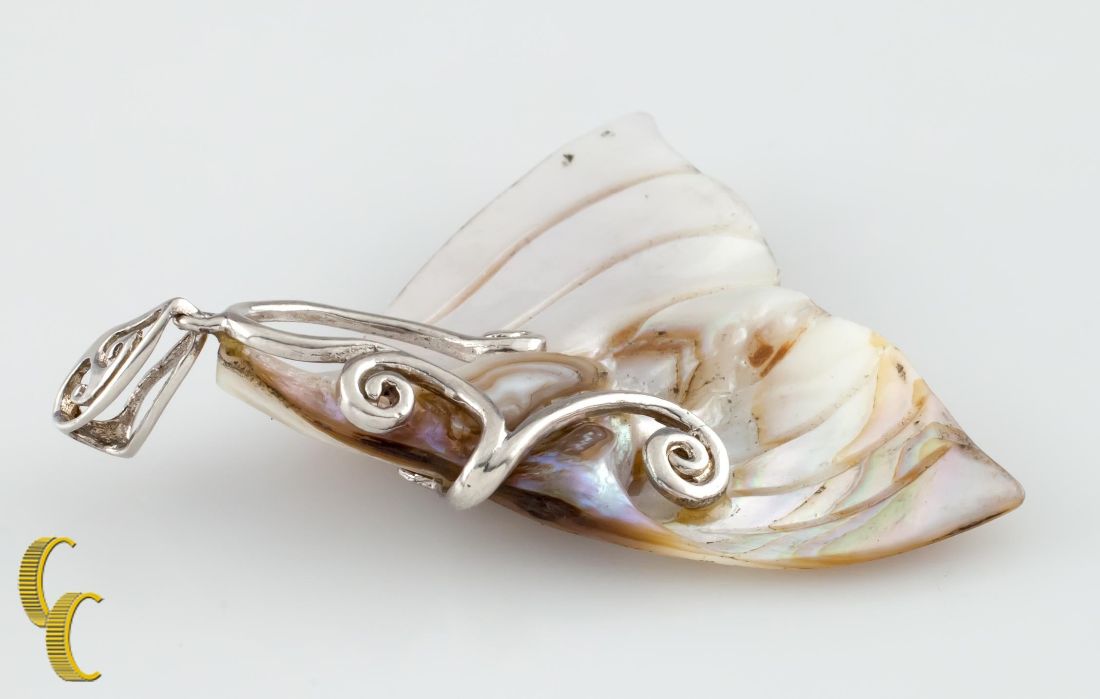 Moderno Ciondolo a forma di coda di pesce in argento Sterling Mother-of-Pearl in vendita