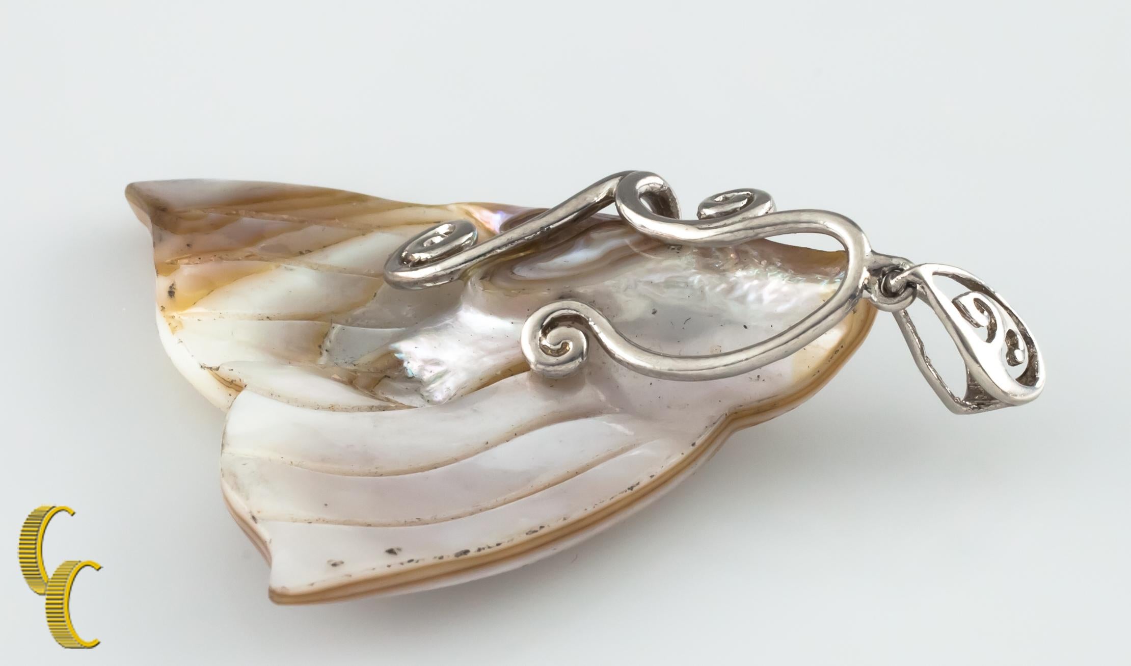 Ciondolo a forma di coda di pesce in argento Sterling Mother-of-Pearl In condizioni buone in vendita a Van Nuys, CA