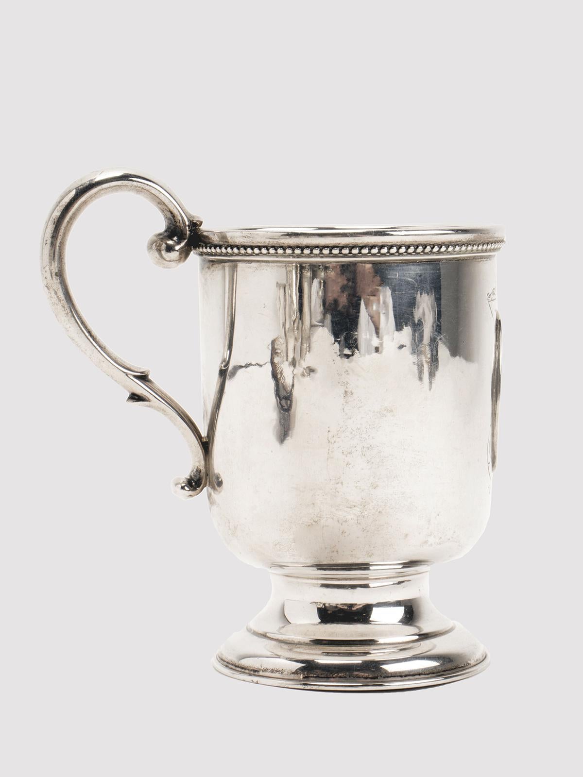 Taza de plata de ley 925/1000, con un camafeo que representa a César. Bigelow, Kennard & co, Boston, Massachusetts, EEUU, hacia 1880.