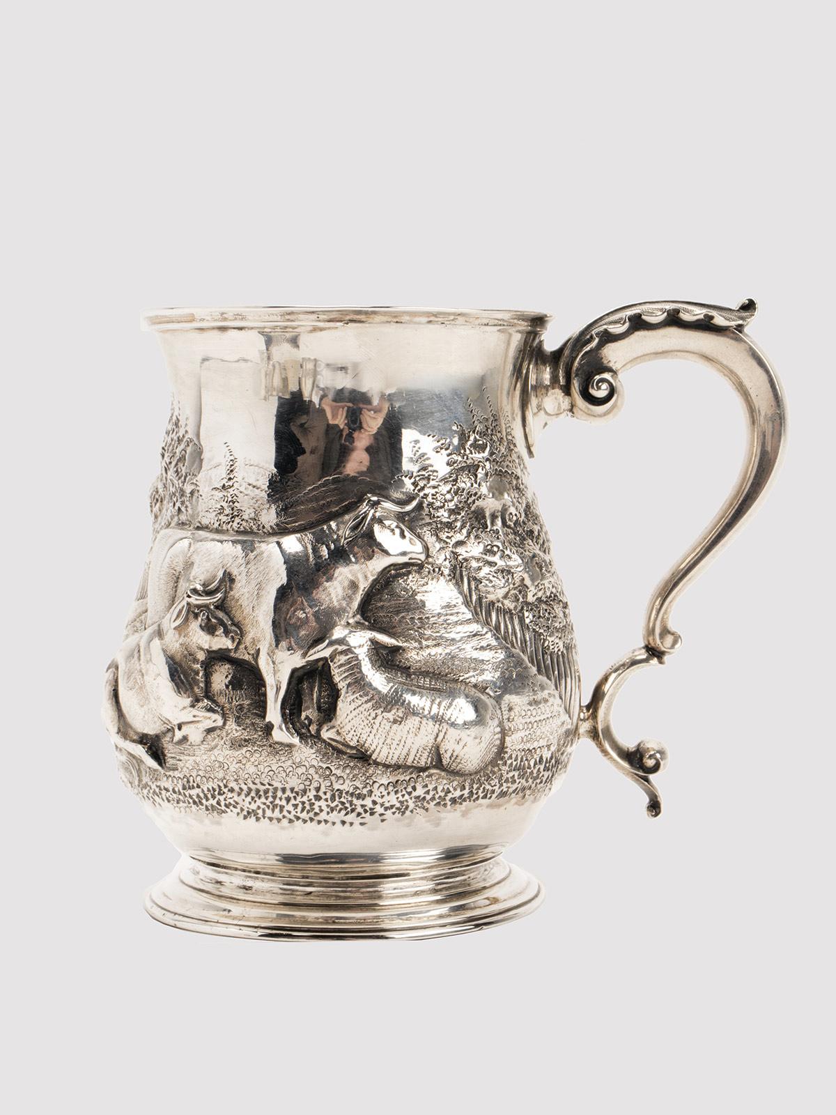 Sterling silver 925/1000 mug, embossed, depicting grazing cows. Henry Holland sr. Victoria’s head hallmark, London, 1856.