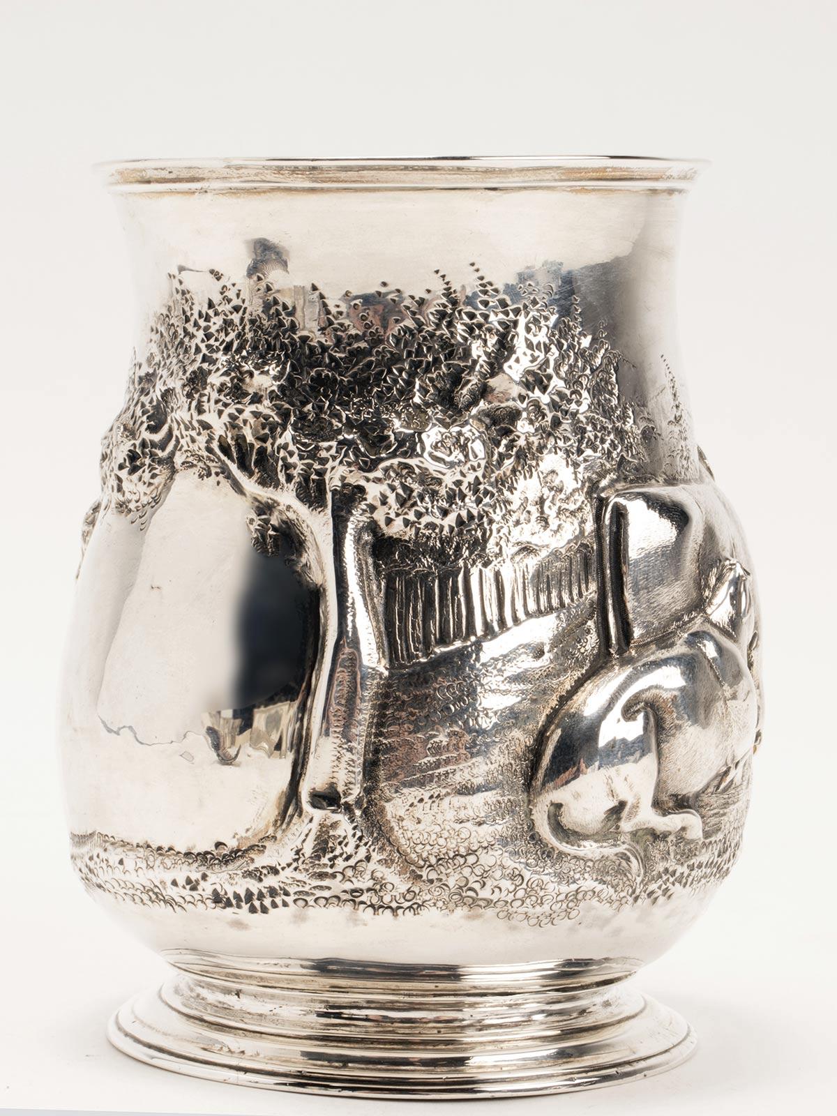 Sterling silver mug, Henry Holland London depicting grazing cows, 1856. In Good Condition For Sale In Milan, IT