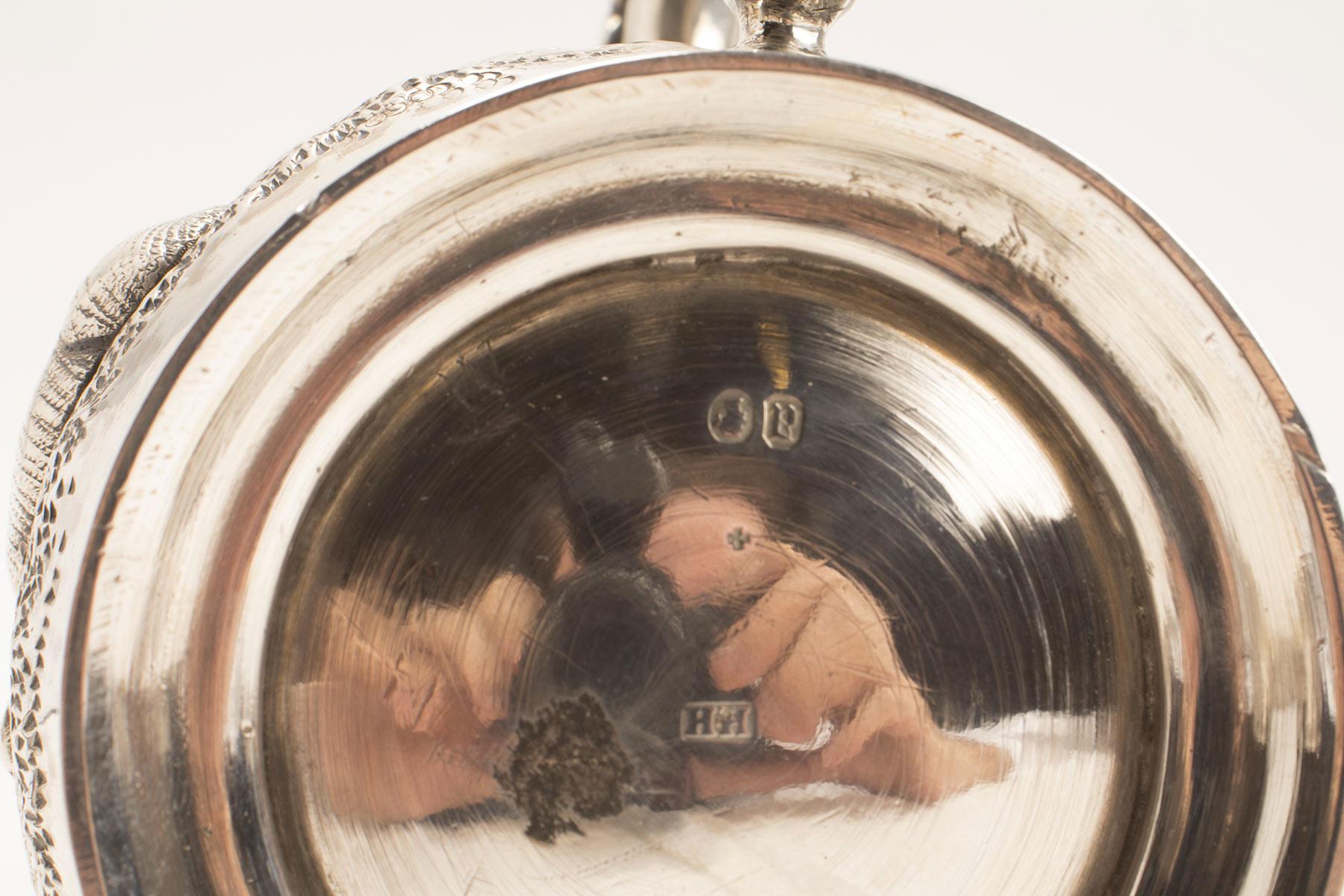 Sterling silver mug, Henry Holland London depicting grazing cows, 1856. For Sale 2