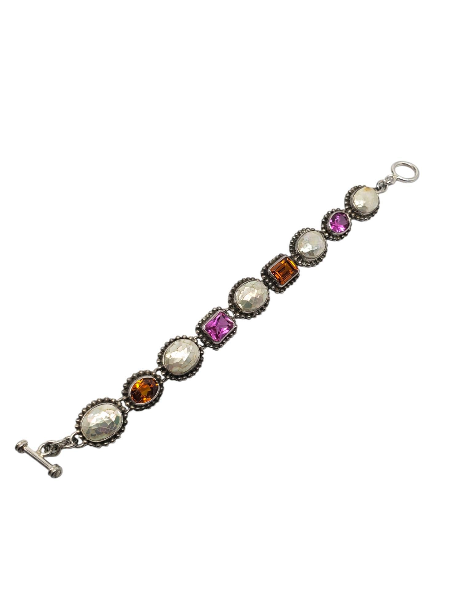 Bracciale A Link in argento 925 con più pietre preziose

Questo braccialetto con alamari è composto da più pietre incastonate nell'argento sterling con dettagli intricati.

Dimensioni: Si adatta a polsi di dimensioni fino a 7