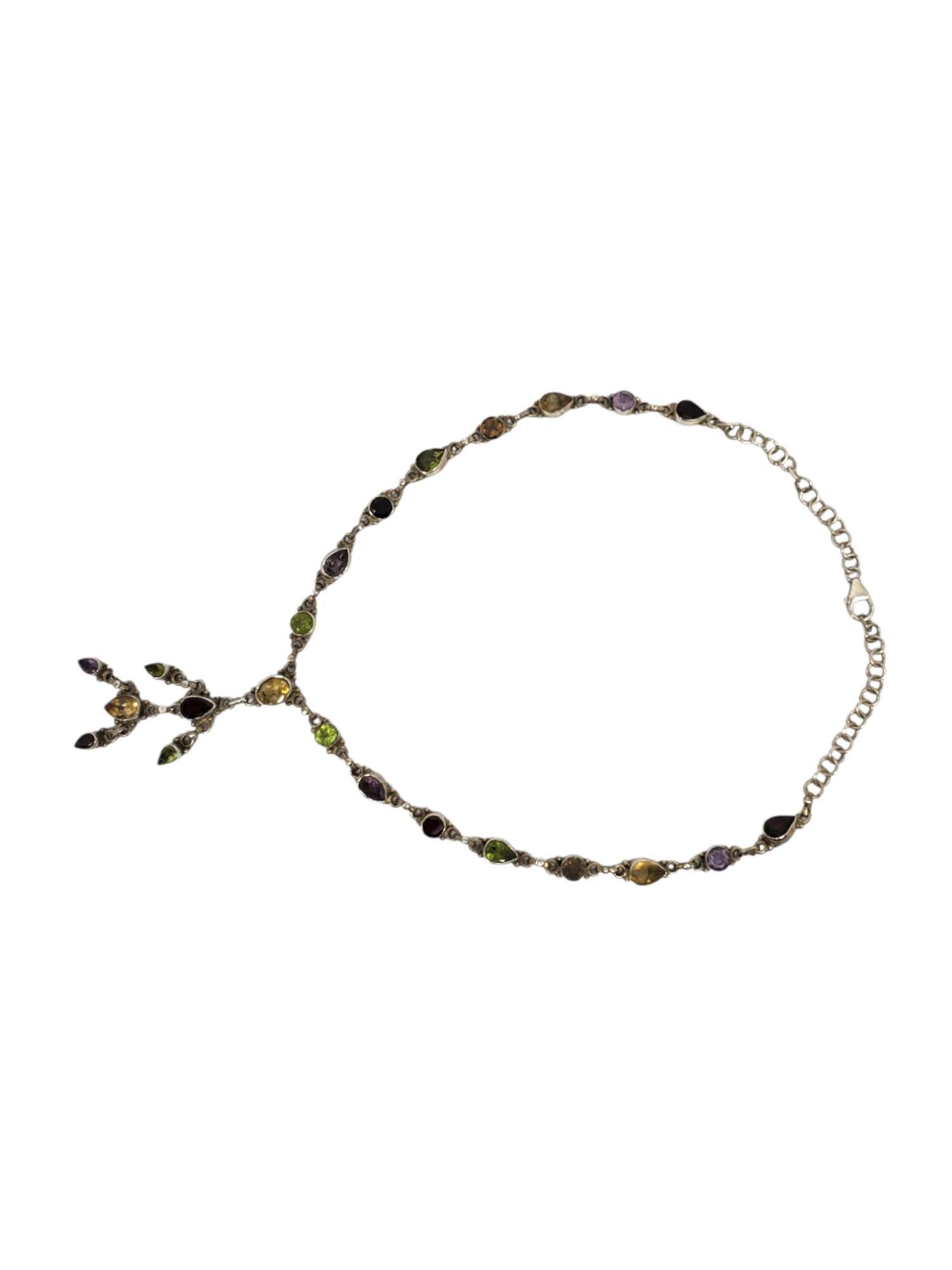 Collier en argent sterling avec pendentif en forme de goutte d'eau à pierres multiples 

Ce collier pendentif vintage est composé de pierres précieuses multicolores de taille ronde et en forme de goutte, serties en argent sterling sur une chaîne à