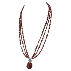 Mehrstrangige Granat-Halskette aus Sterling Silber mit Bakelit-Anhänger