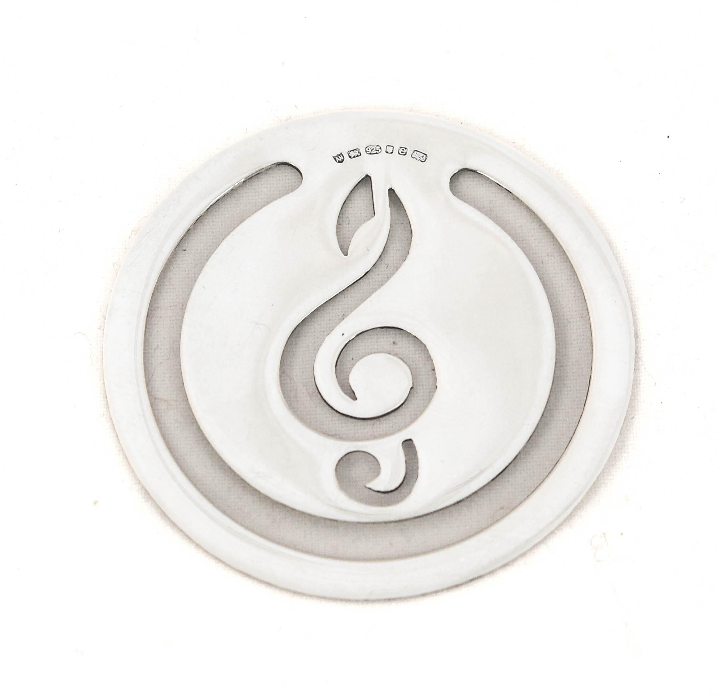 Per l'amante della musica della tua vita abbiamo il regalo perfetto per la calza o per il sacchetto.  Questo segnalibro in argento 925 con una nota musicale al centro non è solo pratico ma anche personalizzato. 