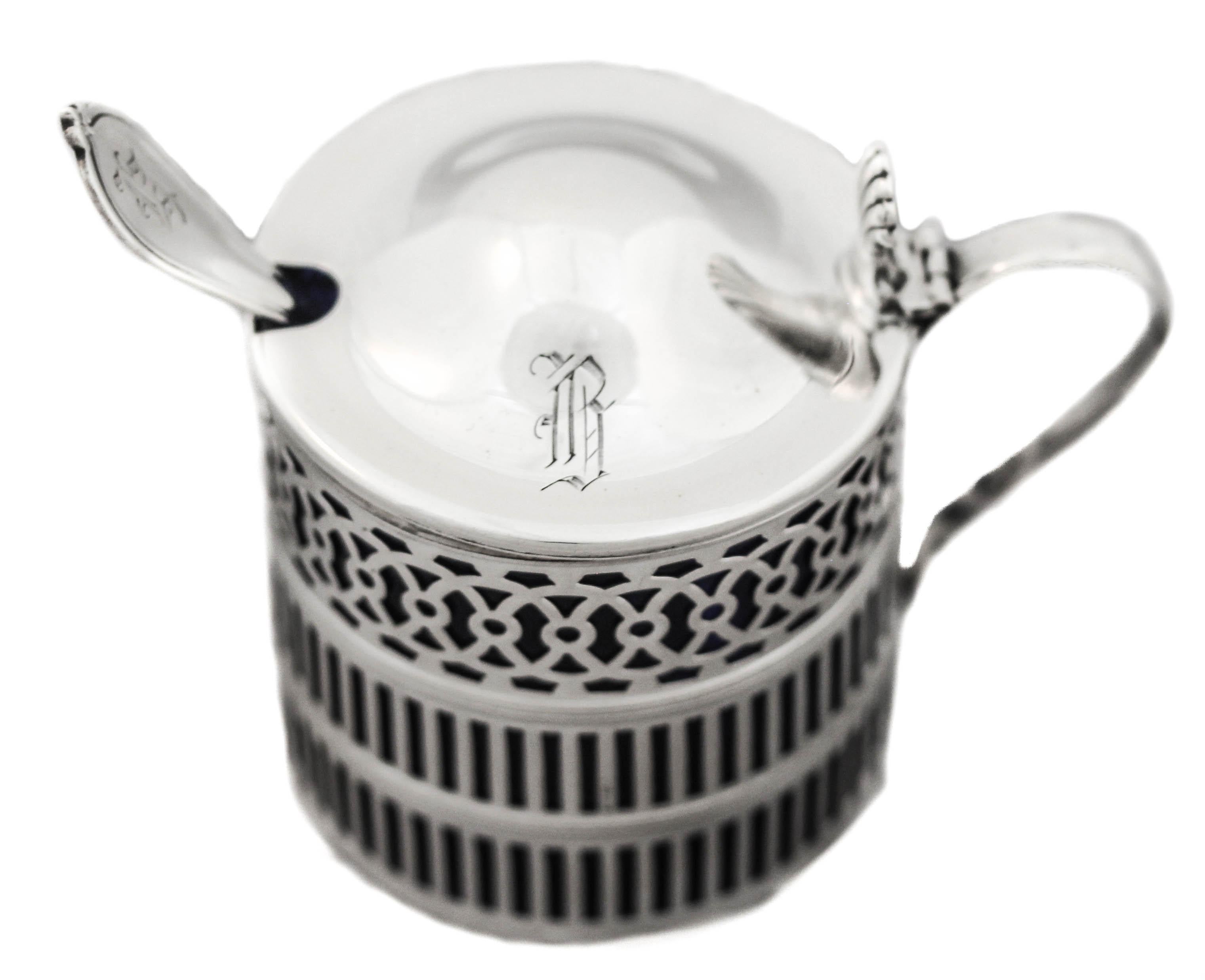 Estamos encantados de ofrecerte este tarro de mostaza de plata de ley con y cuchara.  Tiene un forro azul cobalto que es extraíble, por lo que es muy fácil de lavar y devolver.  Tiene un diseño reticulado para que brille el cristal azul.  Hay una