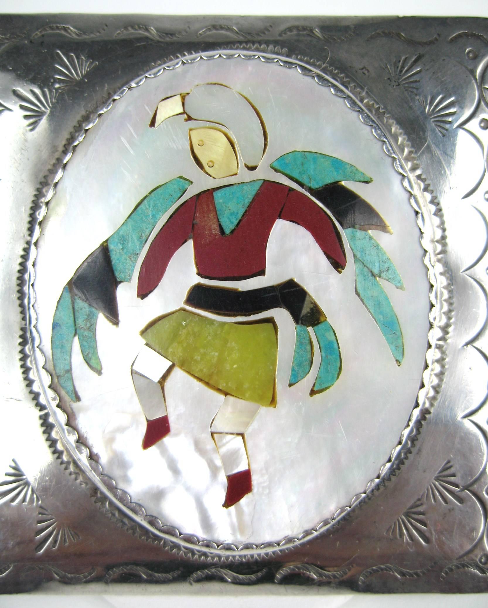 Superbe boucle de ceinture Kachina Zuni avec incrustation de nacre, corail, turquoise, coquillage et ormeau. Poinçonné au dos. Mesurant 2,75 po x 3,00 po de largeur. Il s'agit d'une collection massive de bijoux Hopi, Zuni, Navajo, du Sud-Ouest, en