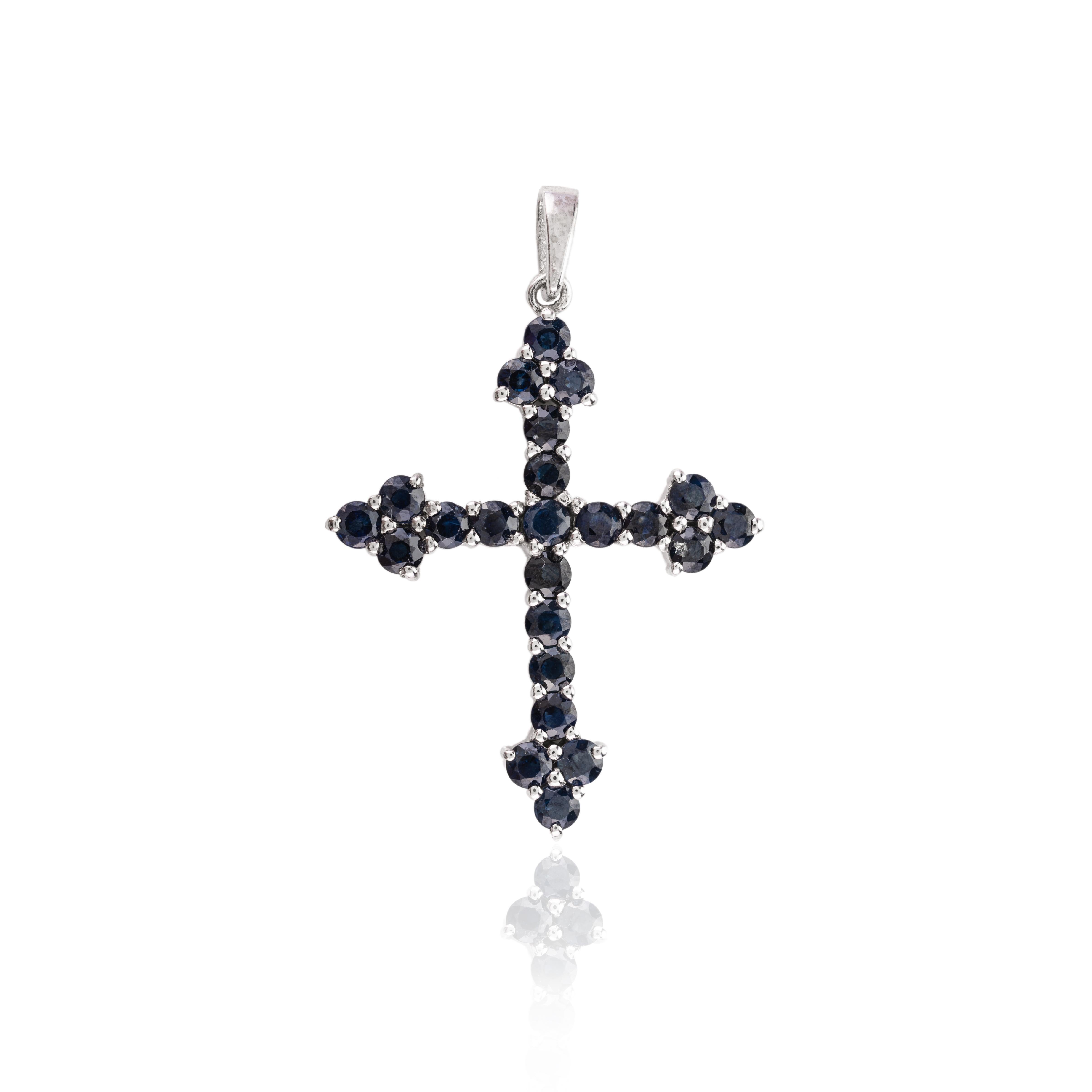 925 Silver Natural 5.58 CTW Blue Sapphire Cross Unisex Pendant Gift for Dad In New Condition For Sale In New York, NY