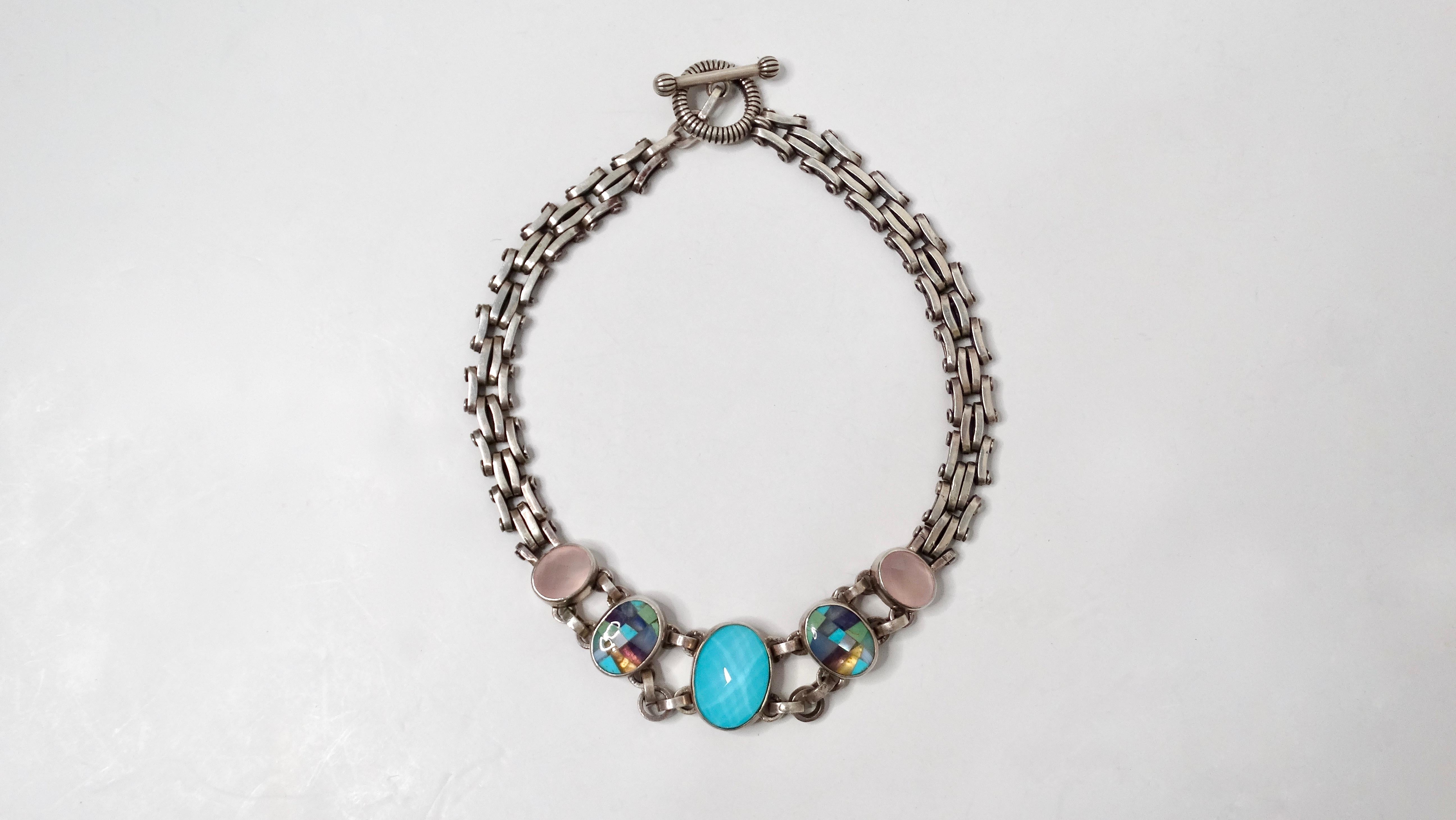 El Collar de Eslabones de Plata de Ley con Múltiples Piedras Naturales es una pieza asombrosa que equilibra a la perfección la elegancia moderna con un color juguetón. Elaborada en plata de ley de alta calidad, esta cadena de eslabones presenta un
