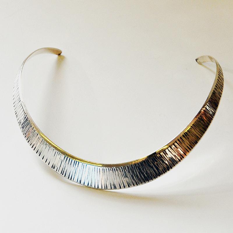 A lovely silver neck ring with vertical relieffs designed by Karl Erik Palmberg for Alton, Falköping, Sweden, 1973. Beautiful and easy to wear and put on and off your neck. Stamped with: Alton Y9 925 Sterling. Design: KE Palmberg.

Special and