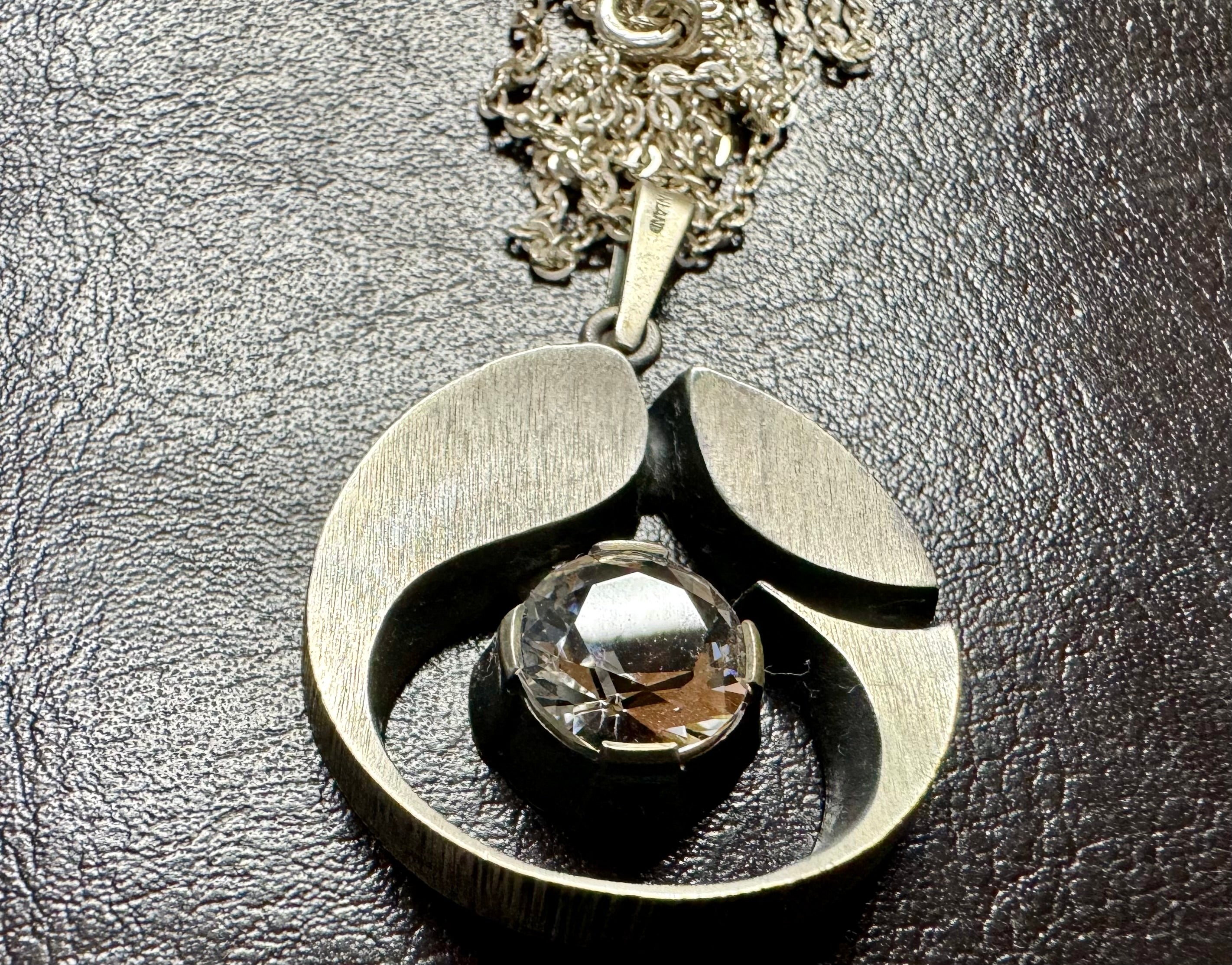 Collier en argent sterling par Karl Laine, Finlande, 1976
Argent 925H
Collier exquis avec pierre claire.
Cristal de roche.
3cm de diamètre avec pendentif
chaîne de 53 cm de long