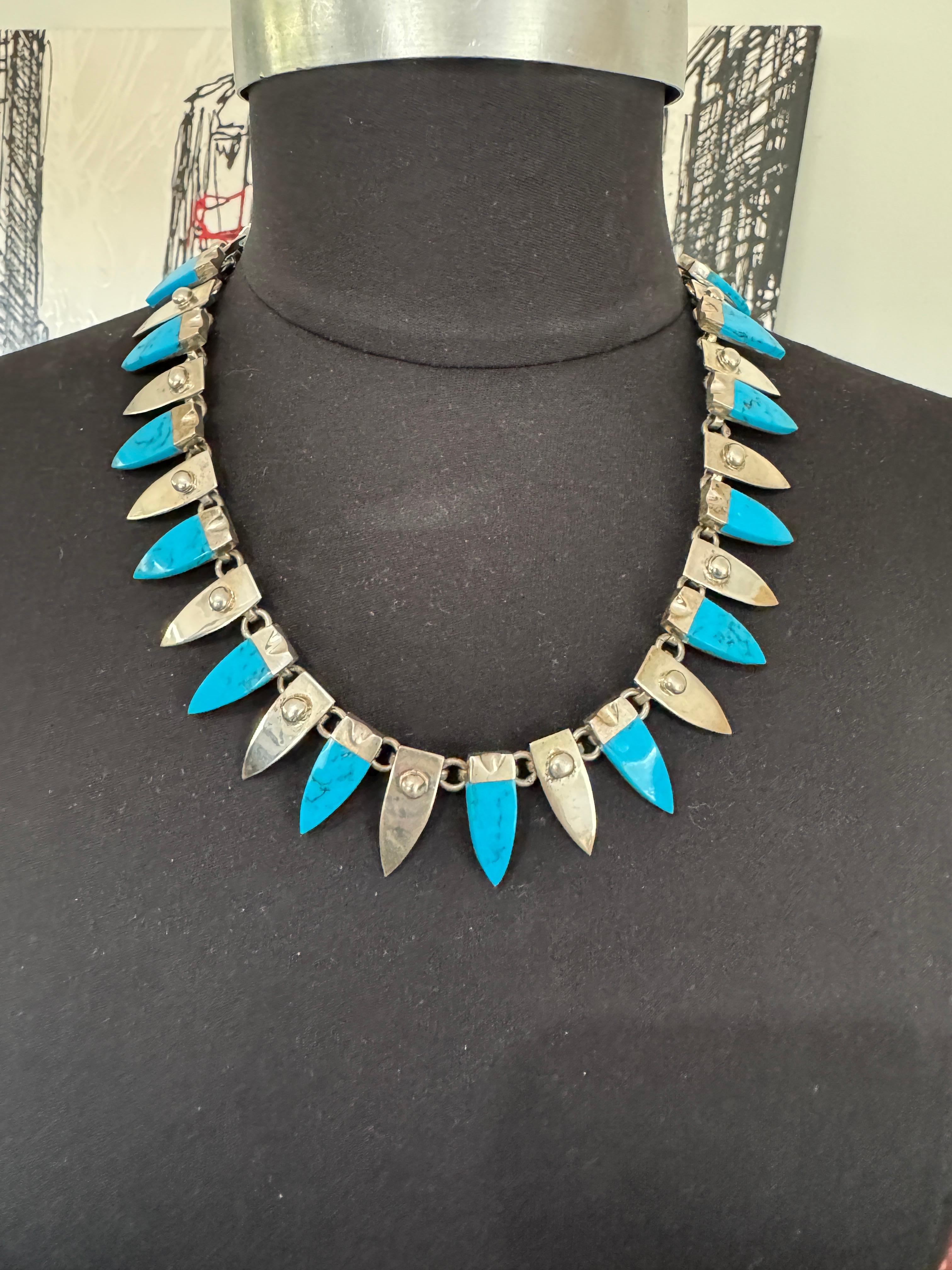 A  Girocollo messicano modernista. Color turchese. Questa collana è pesante: 153 grammi di argento 925 sulla mia bilancia. Patinata come si trova, questa è una collana stupenda! Marchio TP - 30 che significa Taxco Mexico. La chiusura a scorrimento