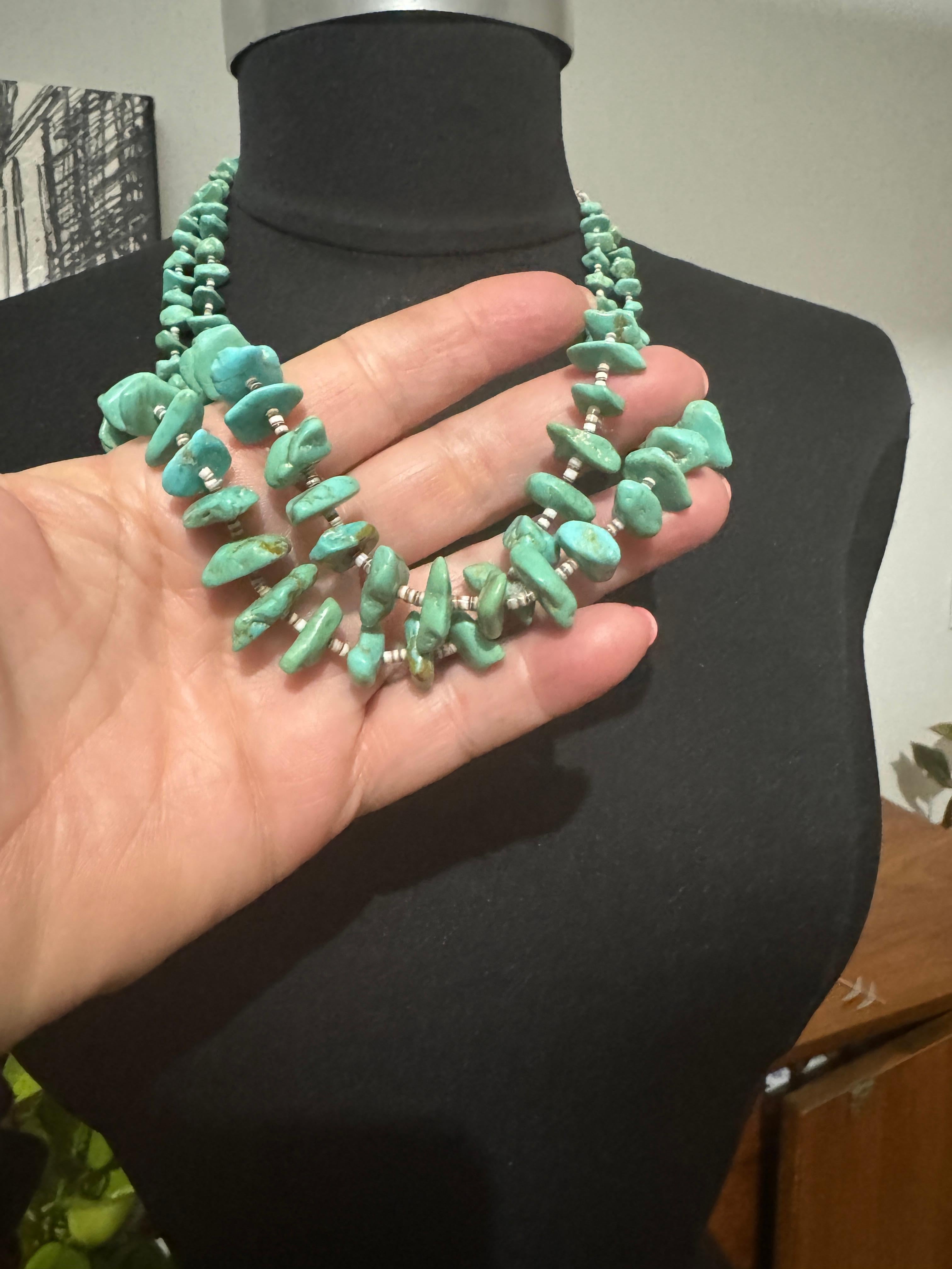 Collana in argento sterling a doppio filo con turchesi e conchiglie Heishi in vendita 5