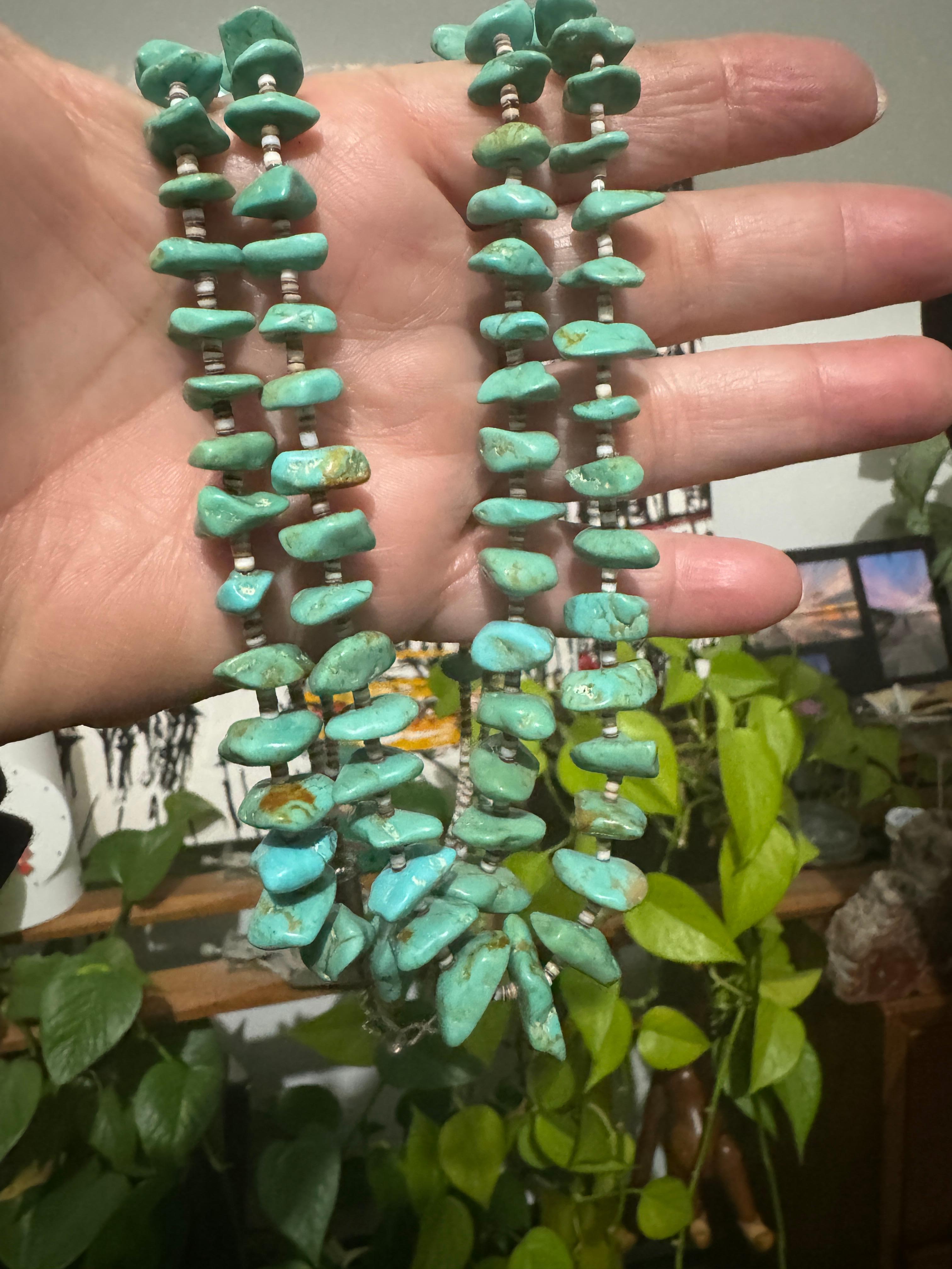 Collana in argento sterling a doppio filo con turchesi e conchiglie Heishi in vendita 7