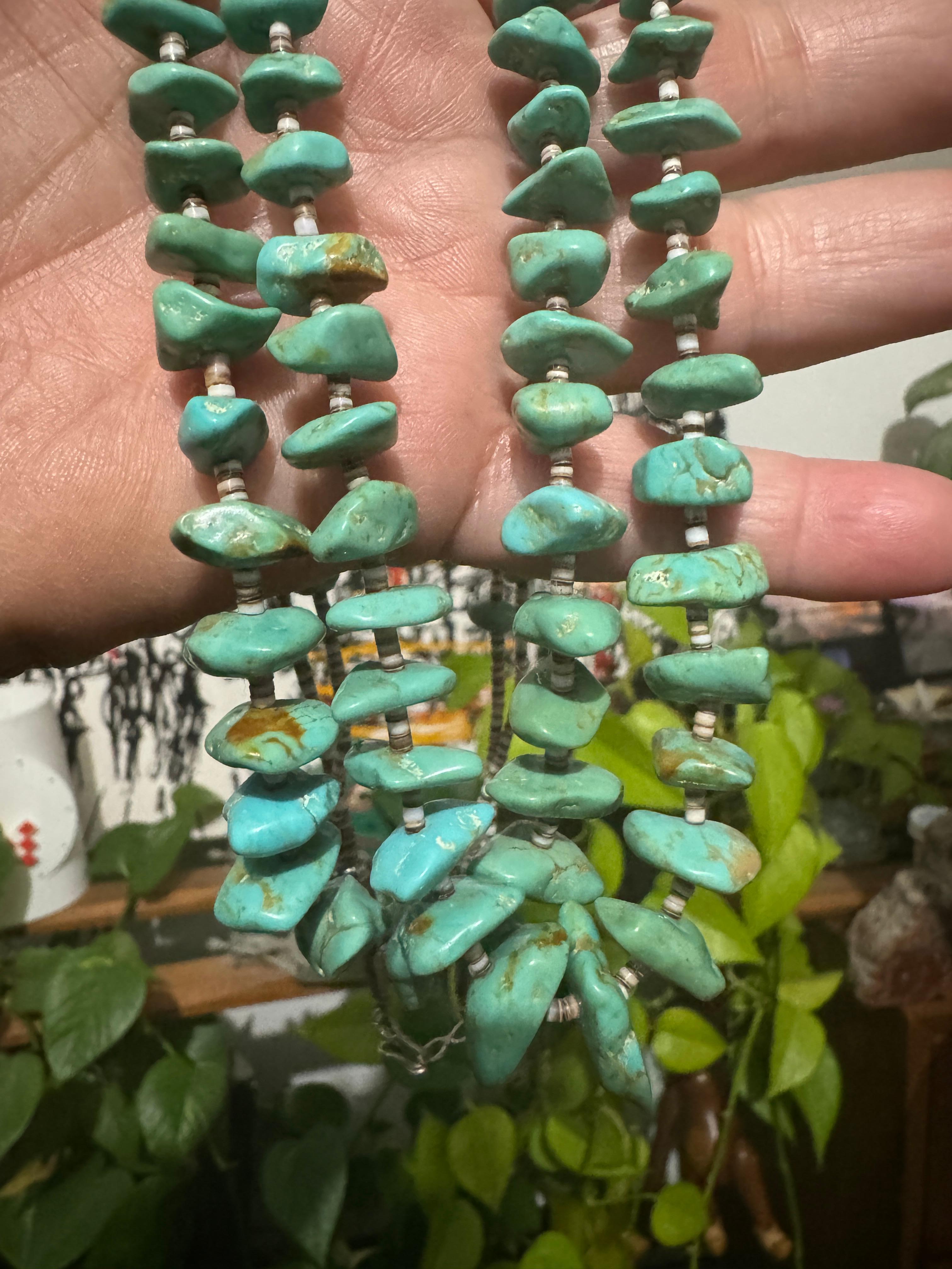 Collana in argento sterling a doppio filo con turchesi e conchiglie Heishi in vendita 9