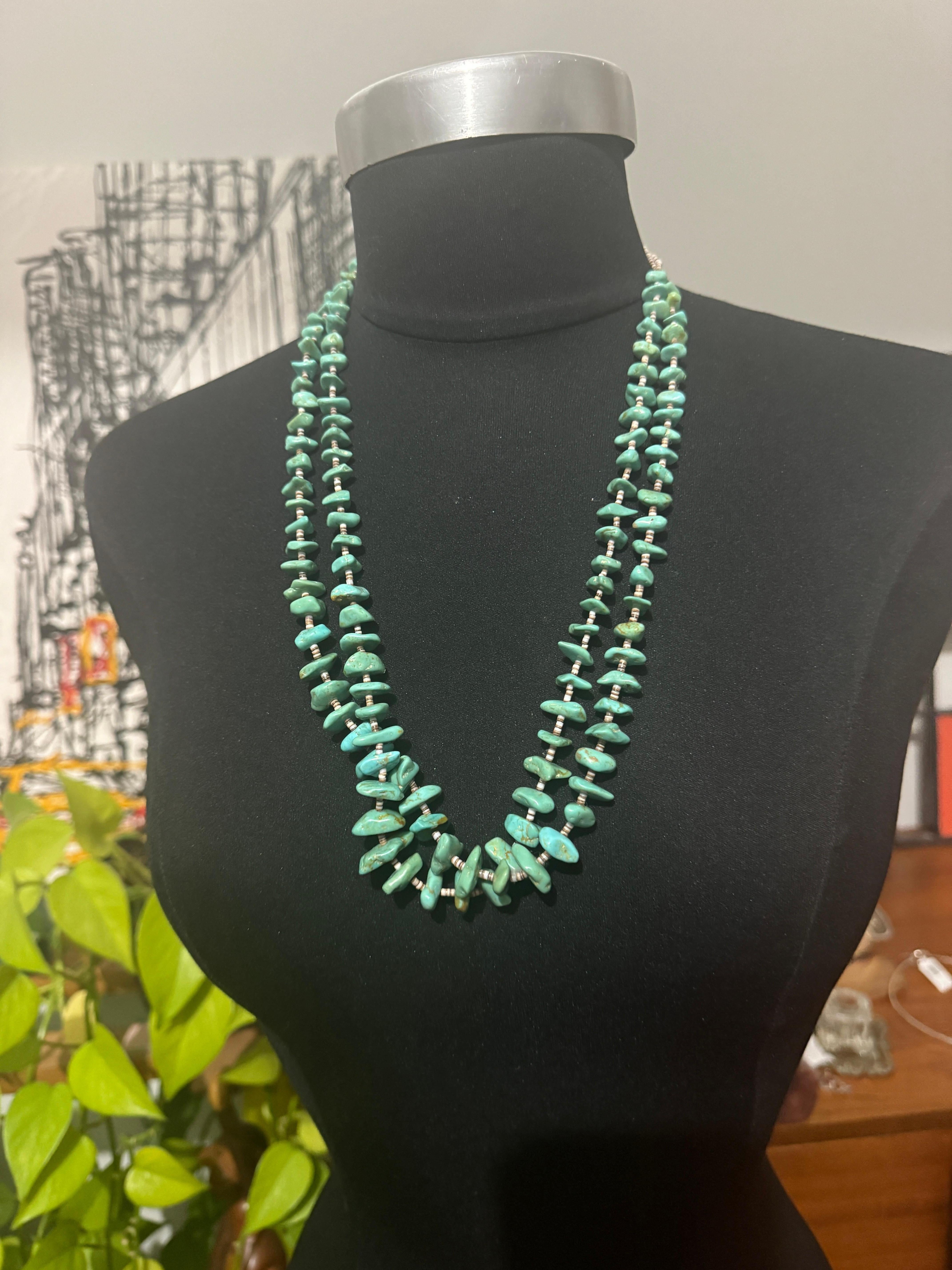 Collana in argento sterling a doppio filo con turchesi e conchiglie Heishi in vendita 3