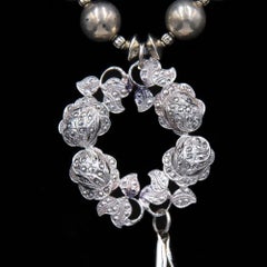 Collana in argento 925 con spille vintage, perline in argento e vetro di Murano.