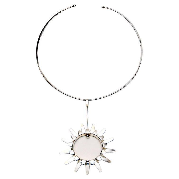 Vintage-Anhänger aus Sterlingsilber, entworfen von der norwegischen Designerin Tone Vigeland für Plus Studios, Norwegen, 1960er Jahre.
Die Halskette hat die Form einer Sonne und lässt sich leicht mit dem Silbercollier/Halsring verbinden.
Der