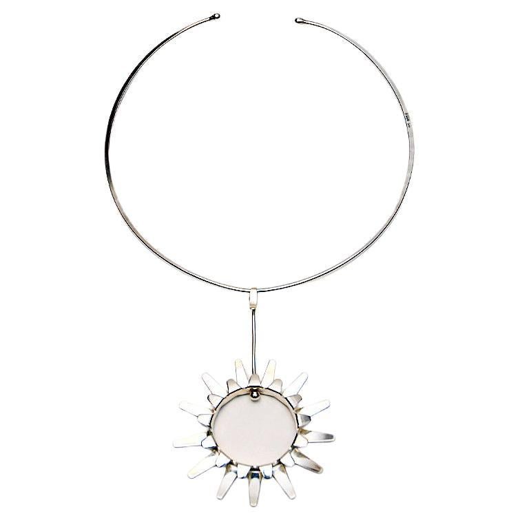 Vintage sterling silver pendant designed by well known Norwegian designer Tone Vigeland for Plus Studios, Norway 1960s.
The necklace has a shape as a sun and can easily be connected to the silver collier/neckring.
The pendant is stamped Sterling