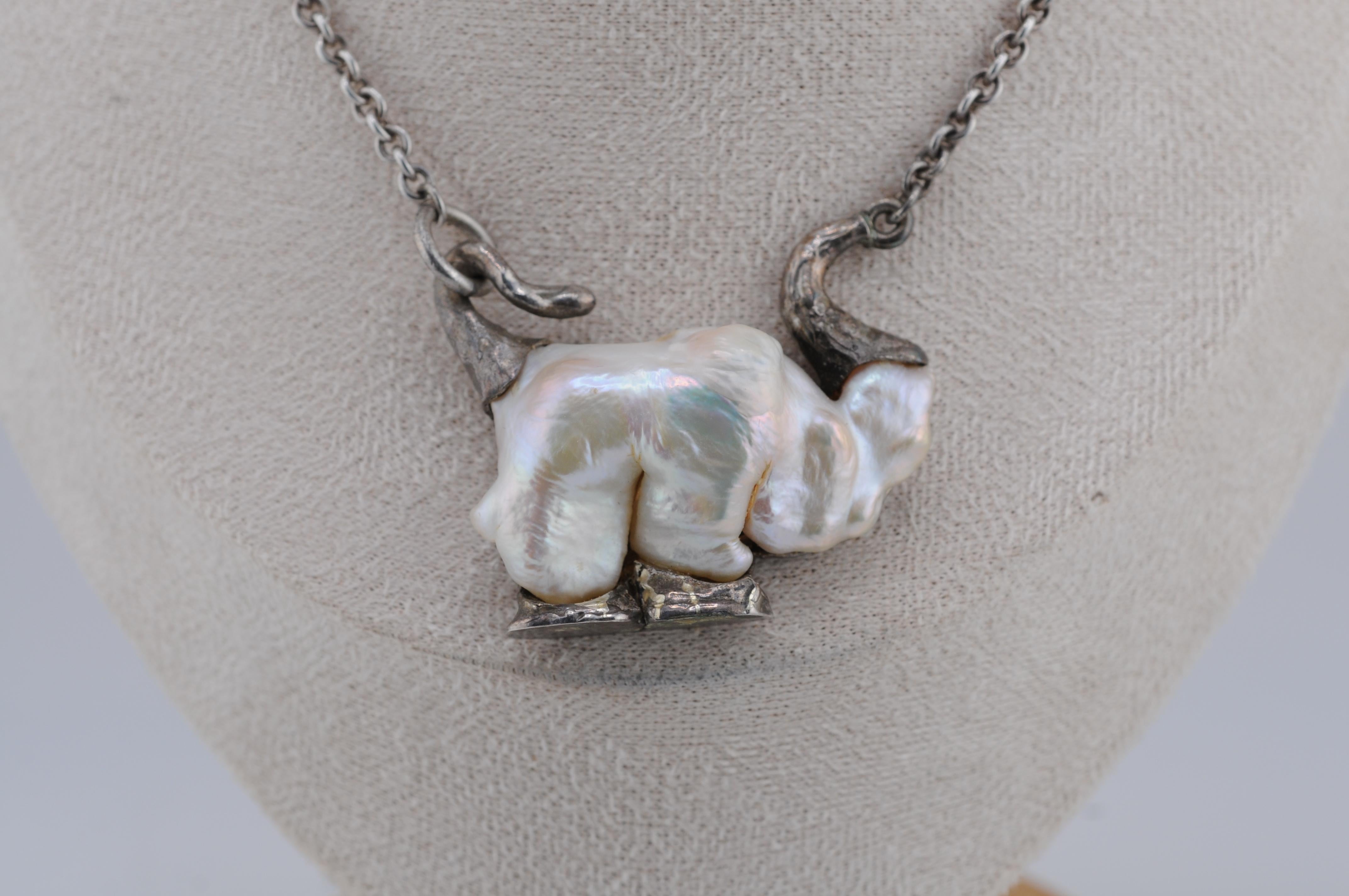 Estetismo Collana in argento sterling con perla naturale Keshi a forma di elefante in vendita