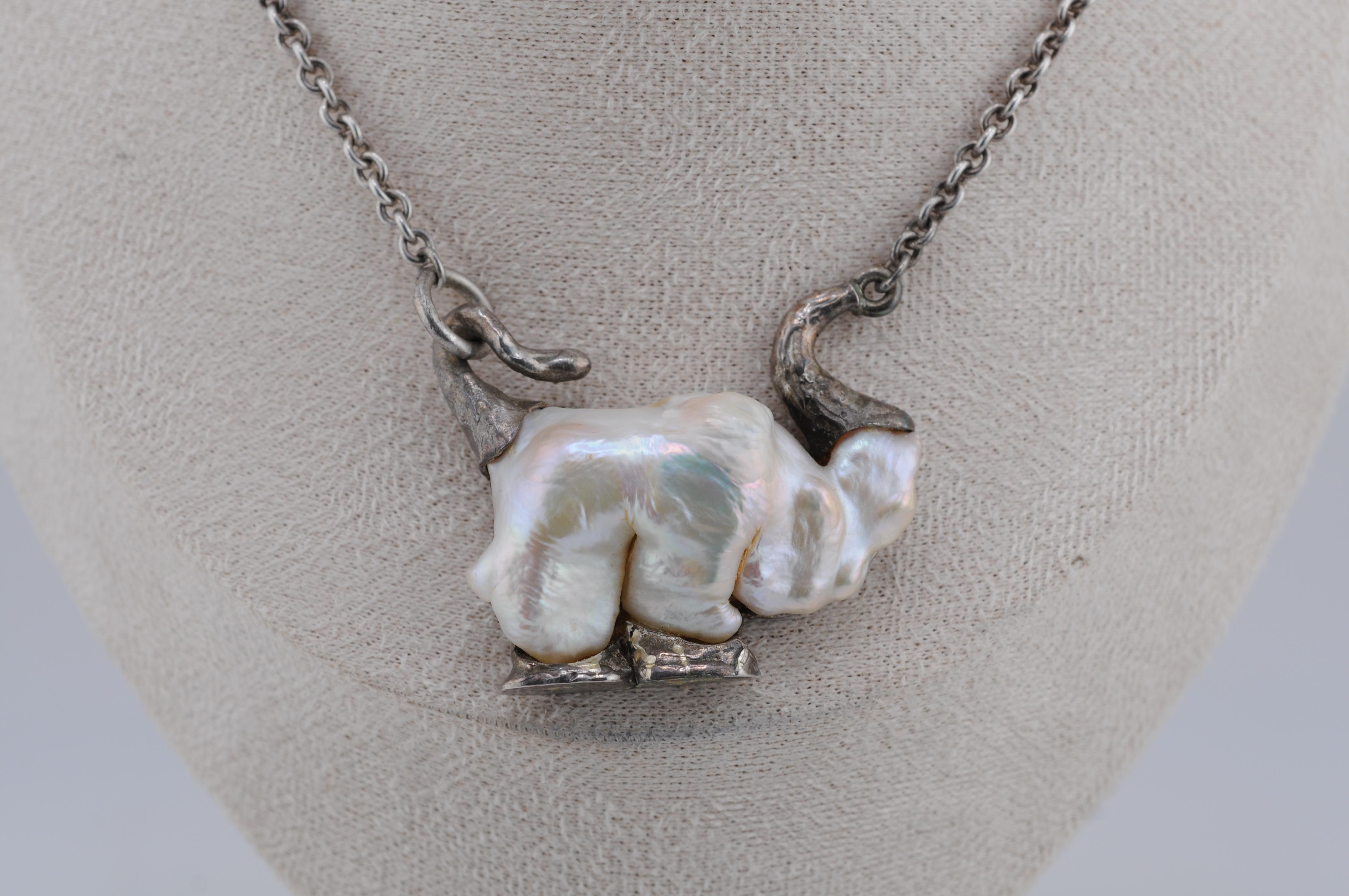 Taglio misto Collana in argento sterling con perla naturale Keshi a forma di elefante in vendita