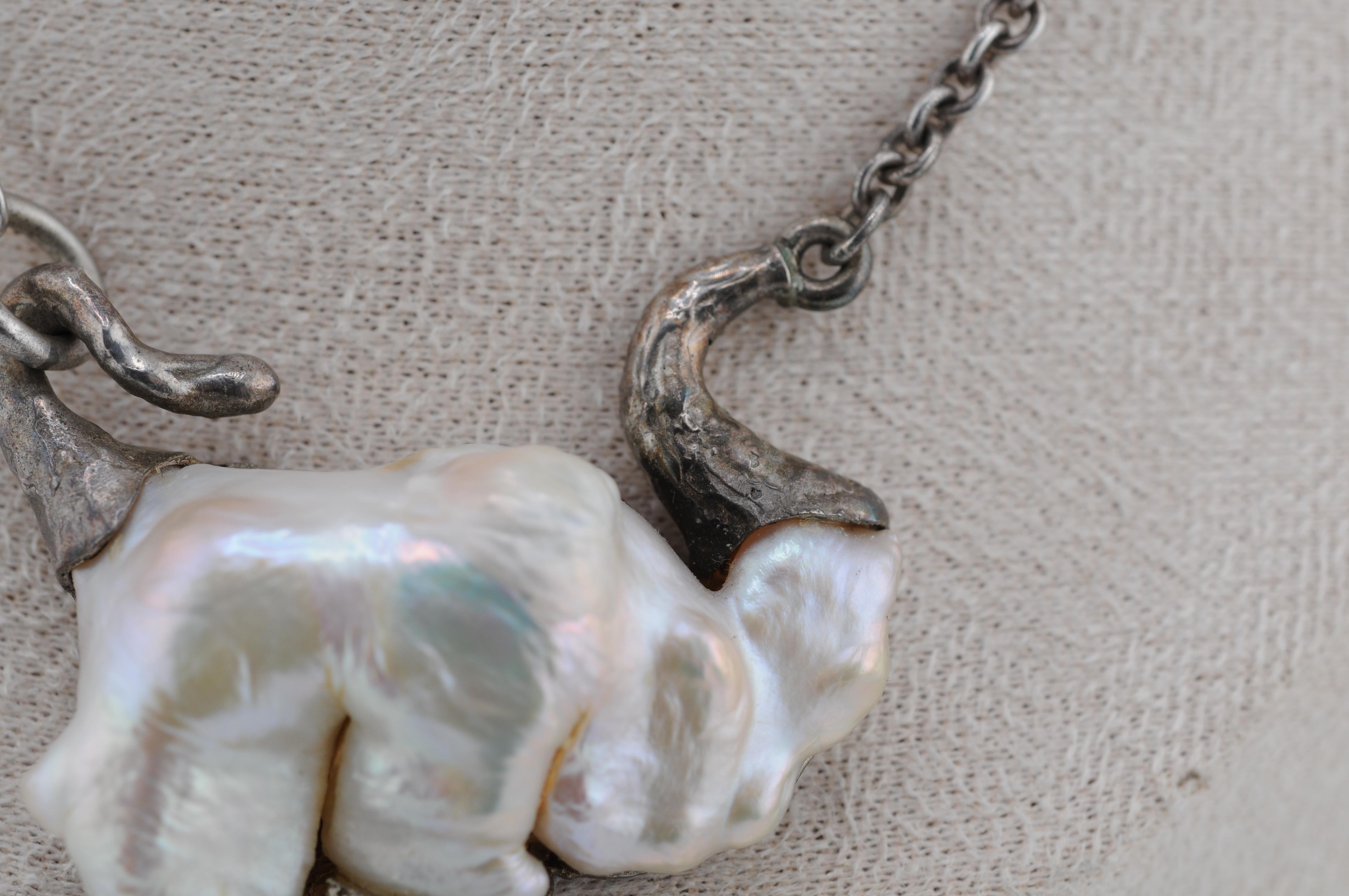 Collana in argento sterling con perla naturale Keshi a forma di elefante In condizioni buone in vendita a Berlin, BE