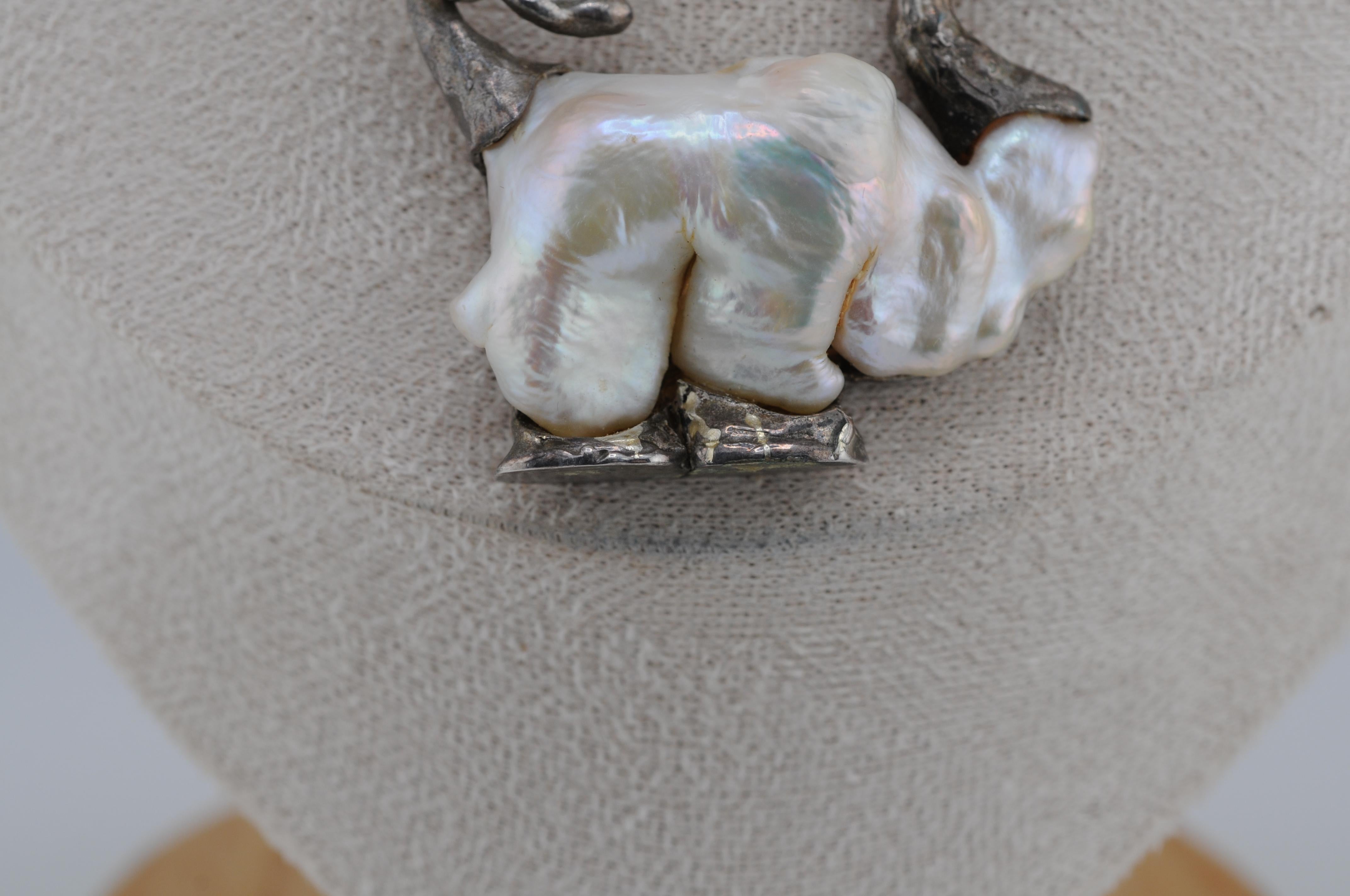 Collana in argento sterling con perla naturale Keshi a forma di elefante in vendita 1