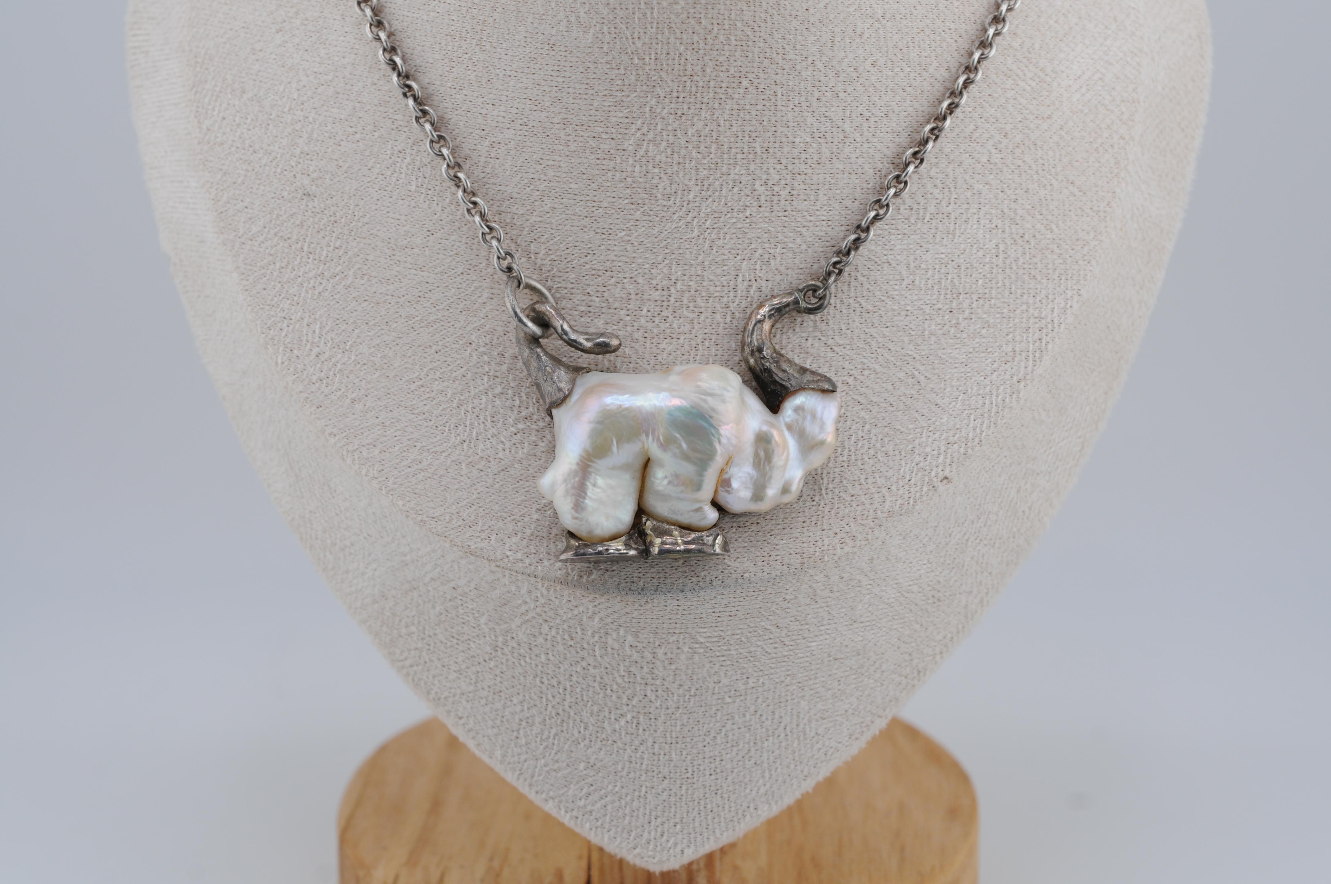 Collana in argento sterling con perla naturale Keshi a forma di elefante in vendita 3