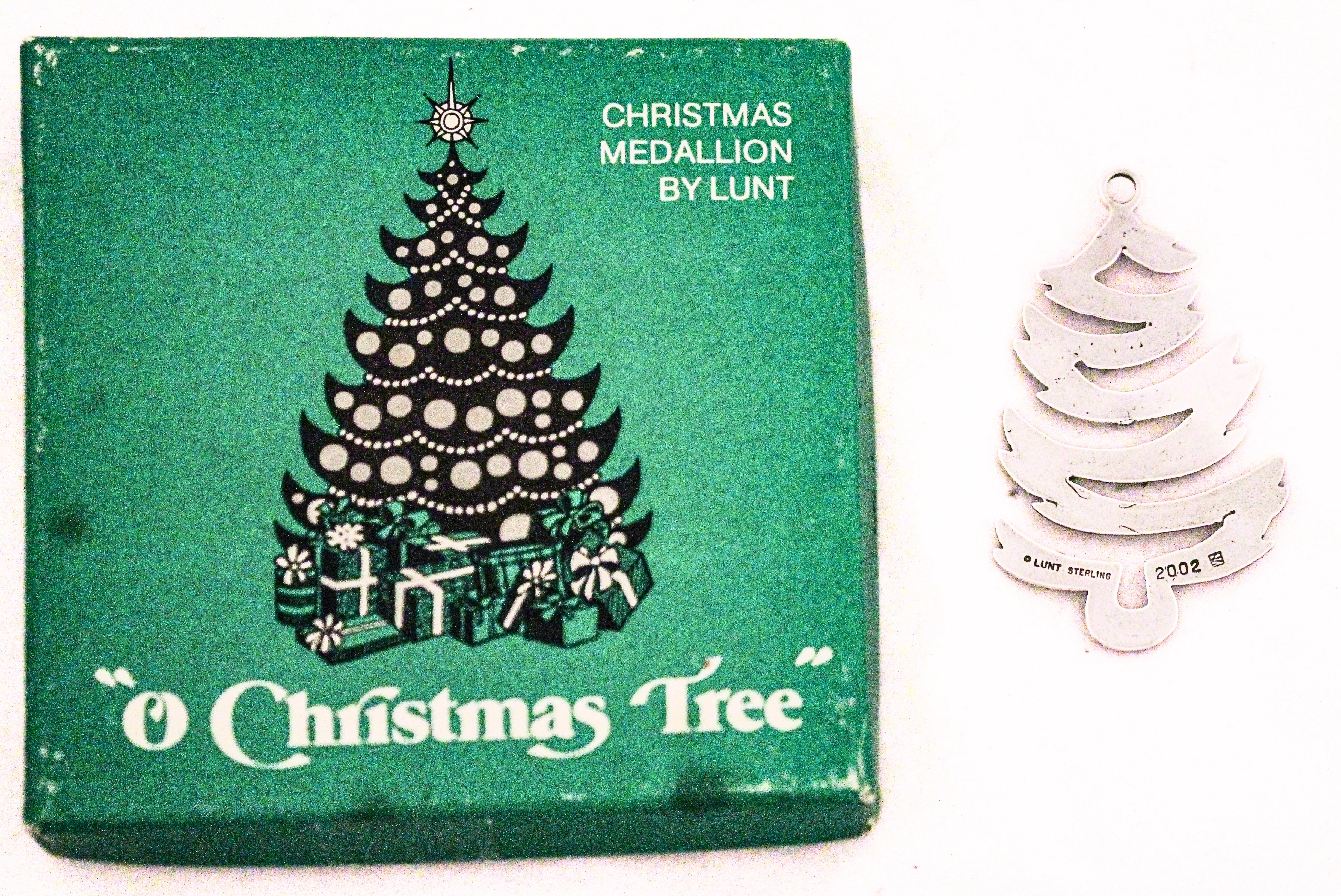 This beautifully crafted sterling silver ornament by Lunt Silversmiths captures the timeless charm of the holiday season through a modern, whimsical interpretation of the classic Christmas tree. Produced as part of Lunt’s beloved annual Christmas