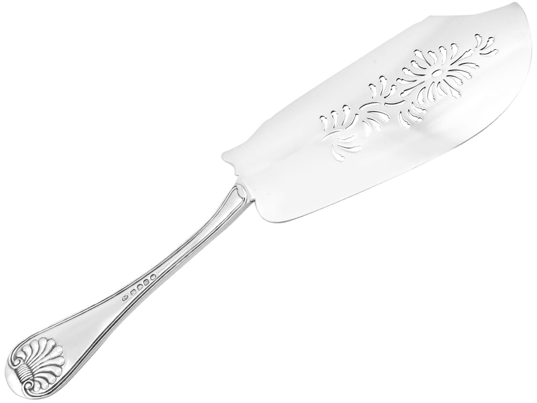 Early 19th Century Sterling Silver Old English Thread and Shell Fish Slice / Server by Paul Storr For Sale
