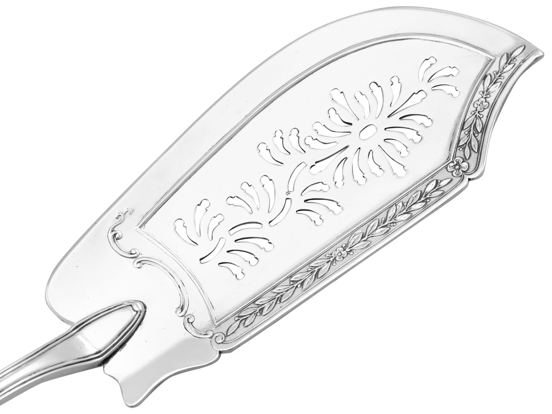 Sterling Silver Old English Thread and Shell Fish Slice / Server by Paul Storr For Sale 1