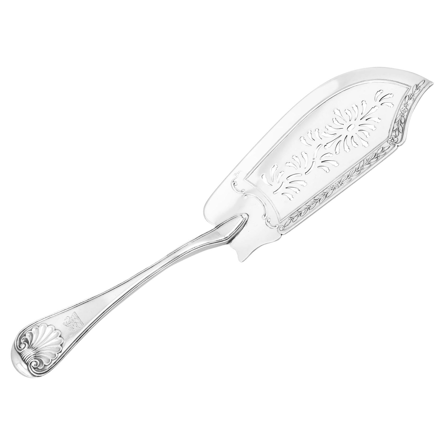 Sterling Silver Old English Thread and Shell Fish Slice / Server by Paul Storr For Sale