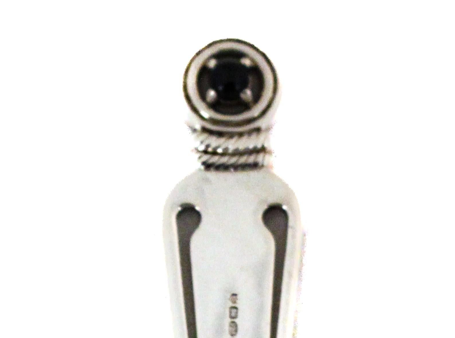 In offerta c'è questo elegante segnalibro in argento sterling e onice.  È sobrio e chic allo stesso tempo.  Un modo semplice e alla moda per salvare il tuo posto invece di piegare le pagine.