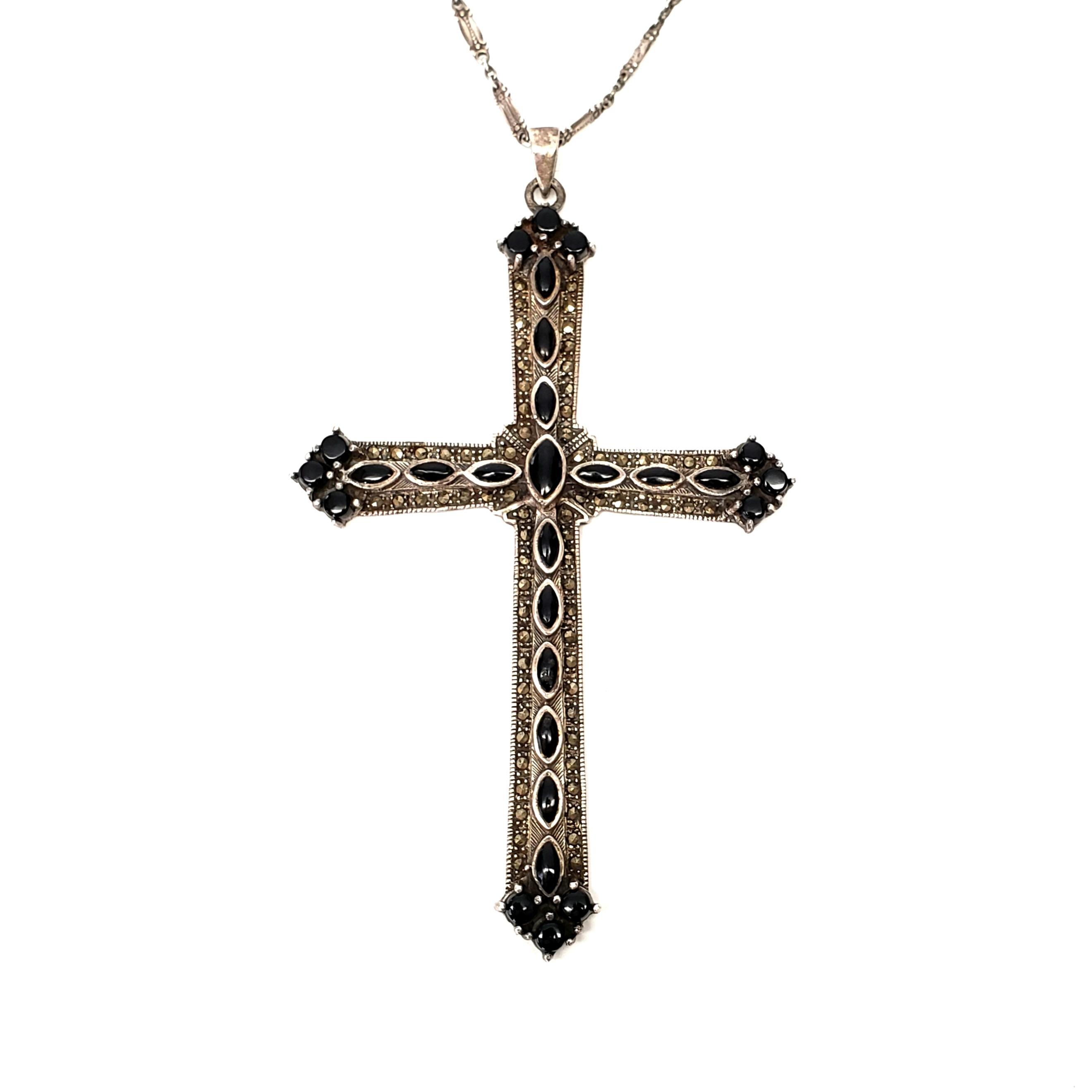 Sterling silver, onyx and marcasite cross with ornate chain.

Large cross encrusted in marcasite and onyx with a blossom link chain.

Chain measures approx 31