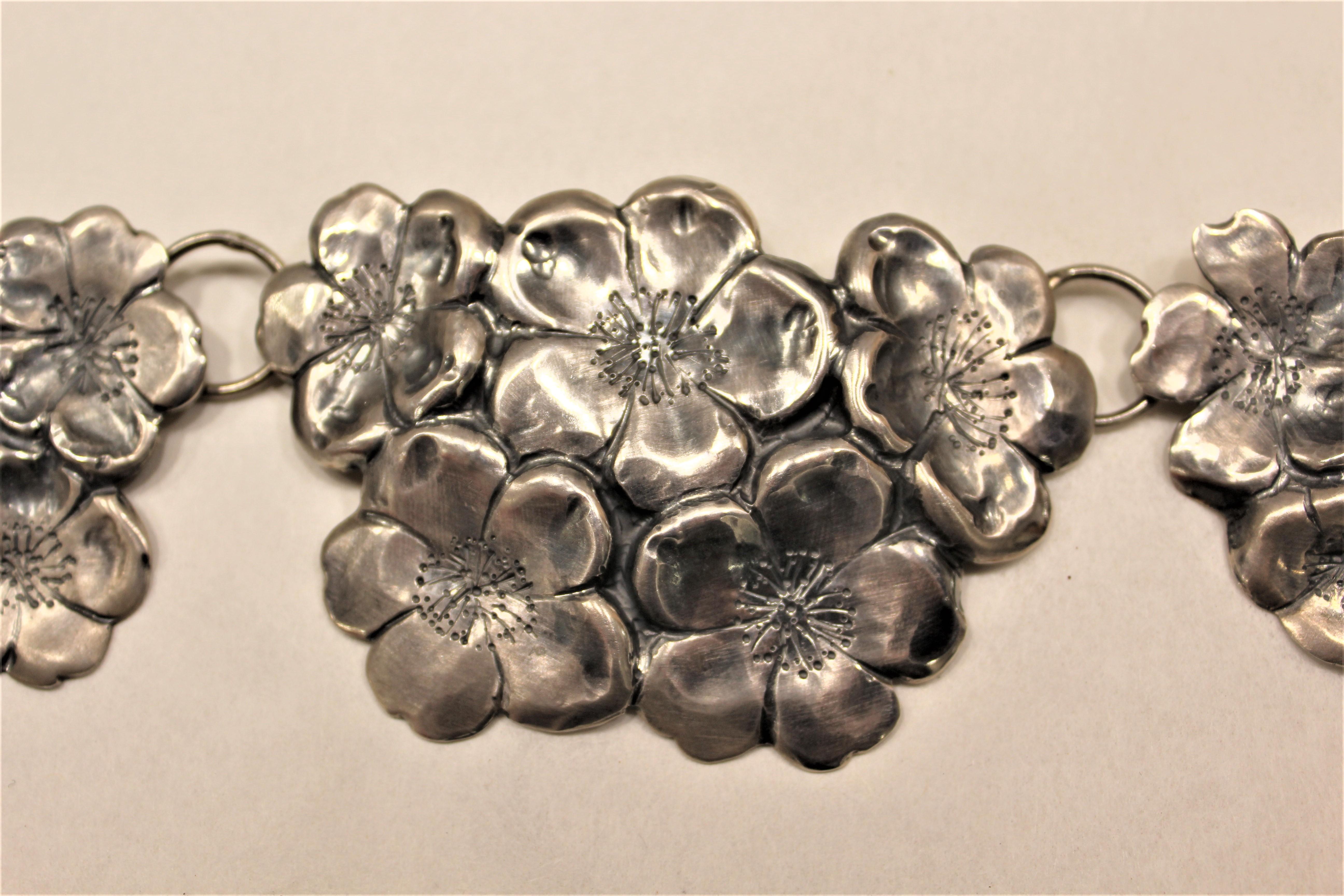 Halskette aus Sterlingsilber, Opal, Kirschblüte, handgefertigt, Italien (Künstler*in) im Angebot
