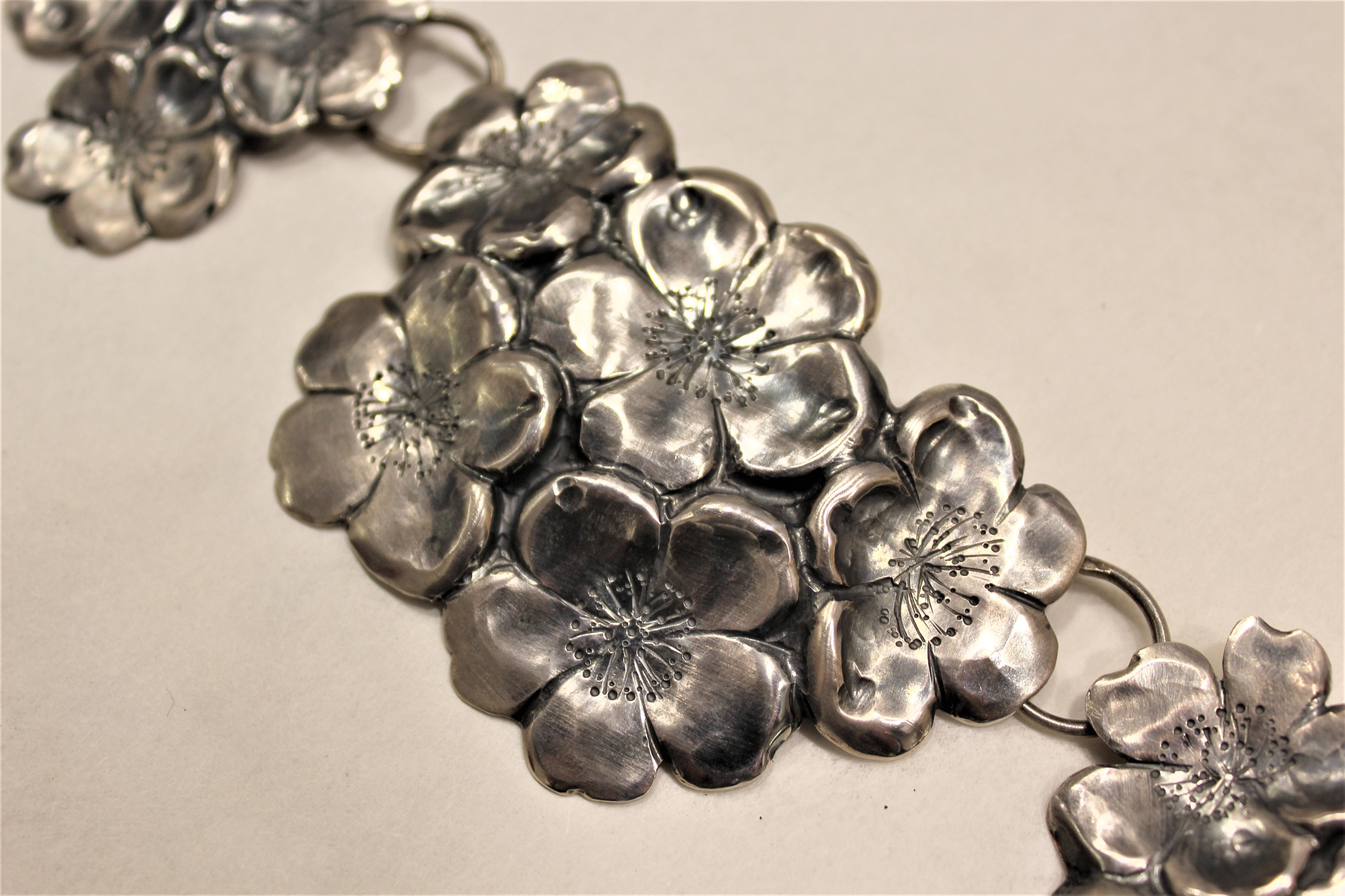 Halskette aus Sterlingsilber, Opal, Kirschblüte, handgefertigt, Italien (Rundschliff) im Angebot