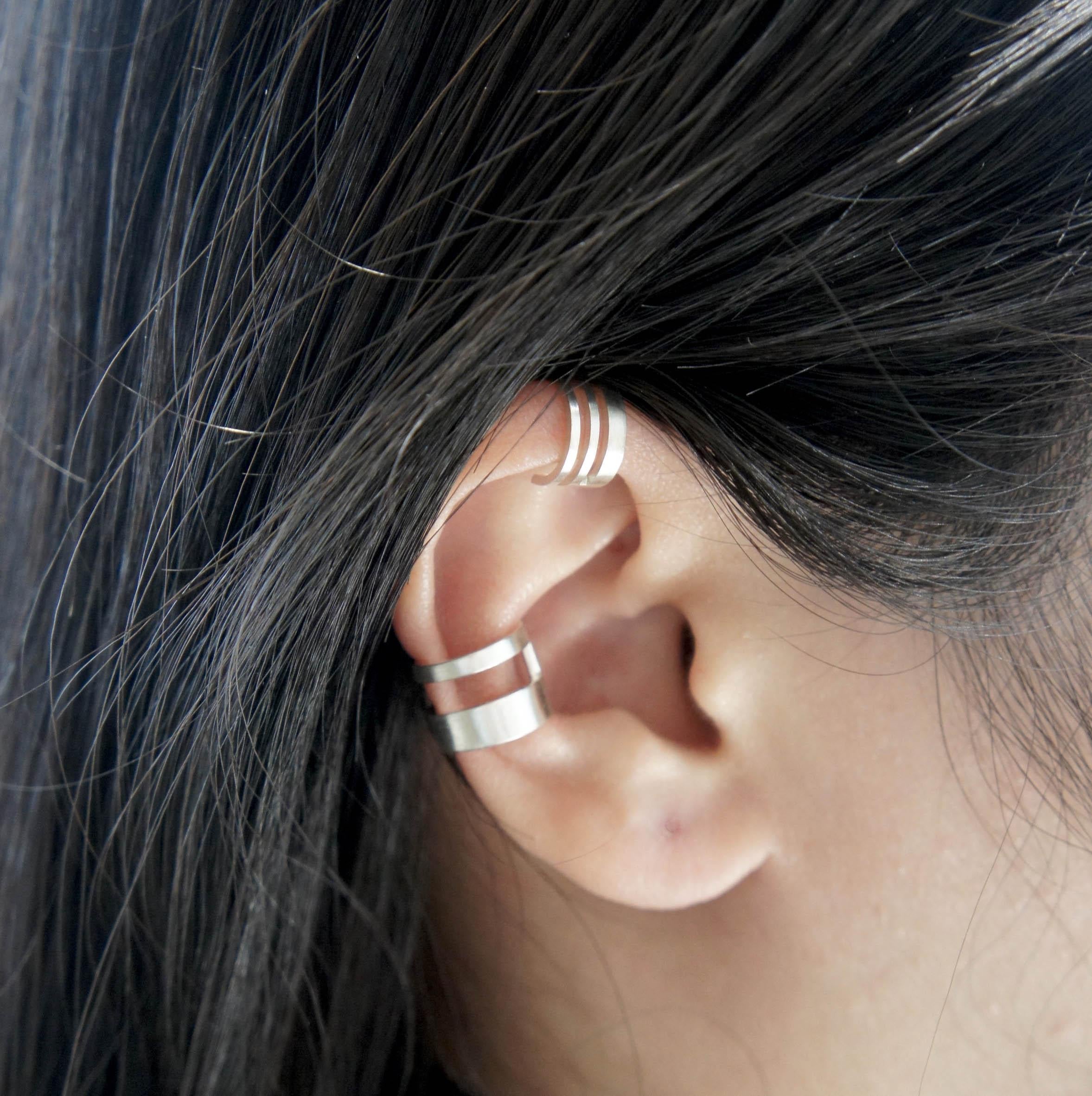 Unfinishing Line collection exudes minimalism and precision with its smooth lines and angles. 
Detailed with an​ open structure with a ​brushed finish. One of our most popular item. 
Open Line Earcuff is stylish to be paired with any outfit with its