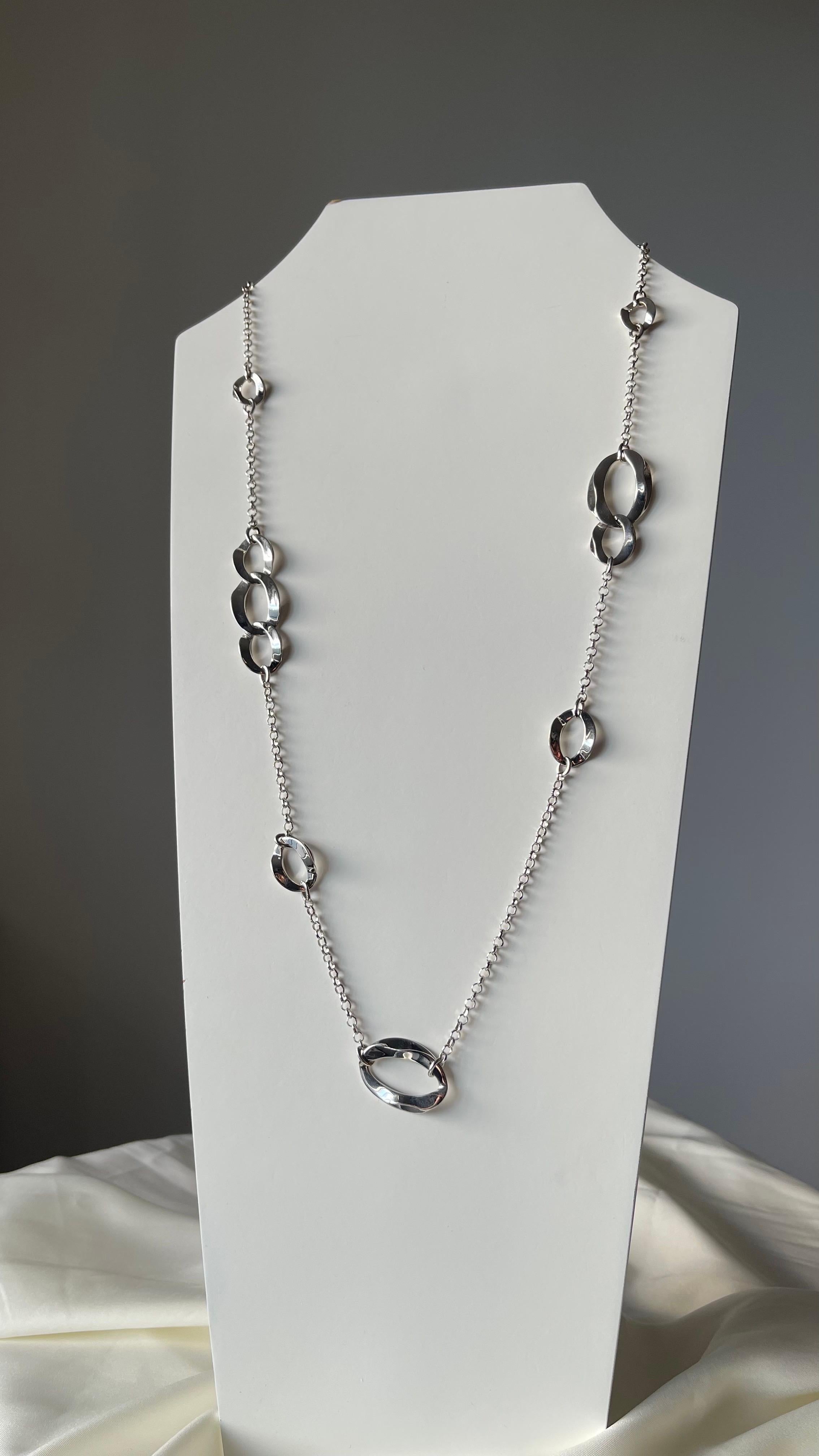 Elegante e sofisticata, questa collana a catena a maglie aperte in argento sterling combina il minimalismo moderno con un'eleganza senza tempo. Caratterizzato da maglie ovali lucide collegate senza soluzione di continuità da delicate catene