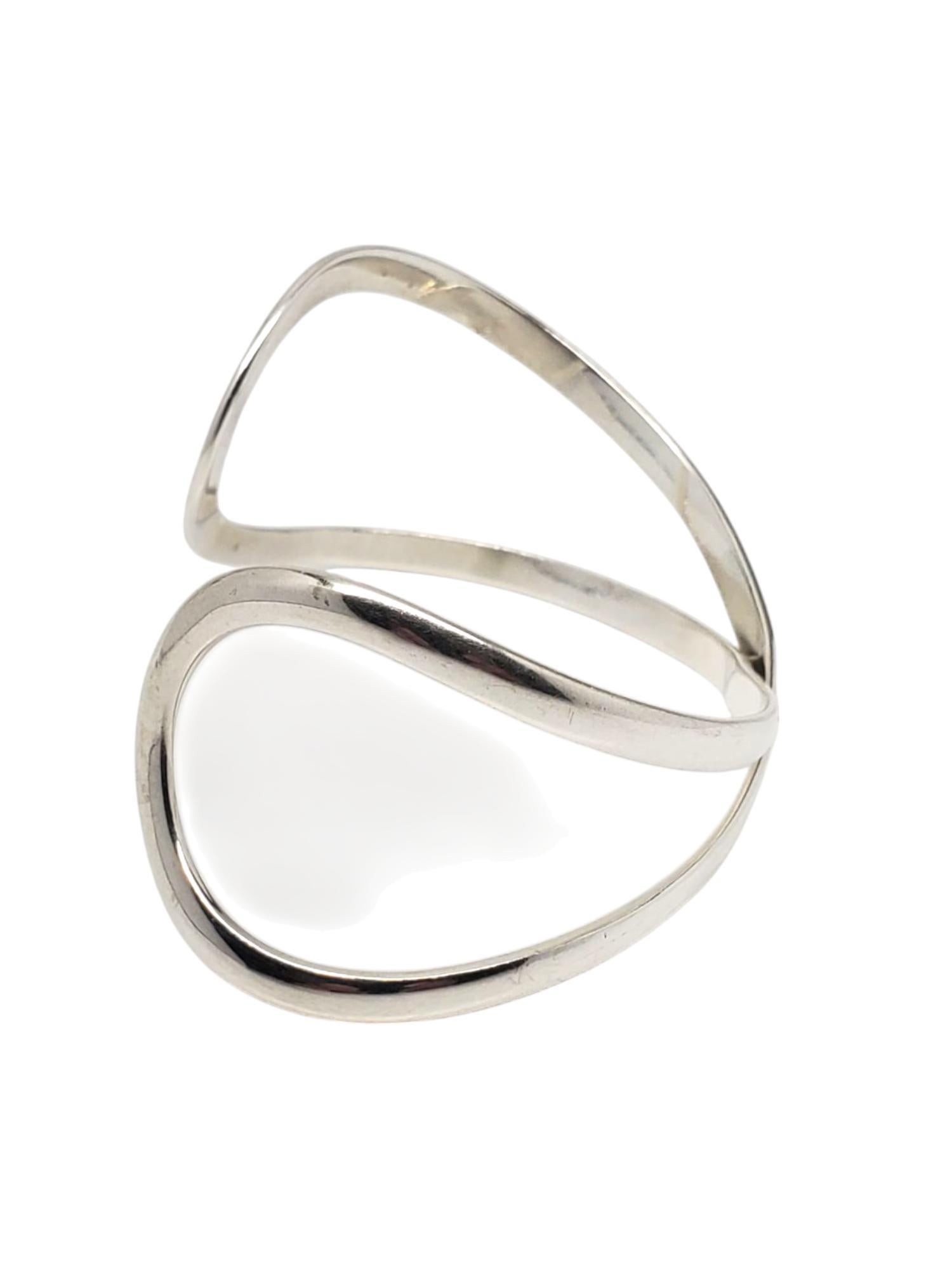Bracelet manchette en argent sterling avec X ouvert et croisé -

Ce bracelet manchette vintage présente un design minimaliste avec 2 larges bandes polies qui se croisent en formant un élégant X en argent sterling.

Taille : Approx. 7 1/4